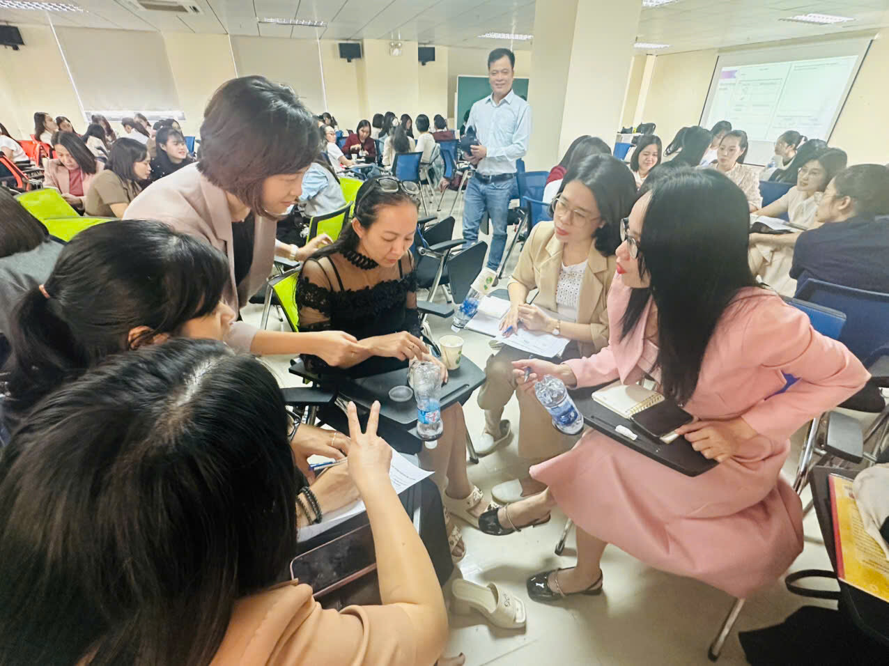 TRƯỜNG MẦM NON TỨ LIÊN THAM GIA HỘI THẢO “THIẾT KẾ HOẠT ĐỘNG STEM Ở TRƯỜNG MẦM NON DỰA TRÊN DẠY HỌC KHÁM PHÁ VÀ DỰ ÁN”