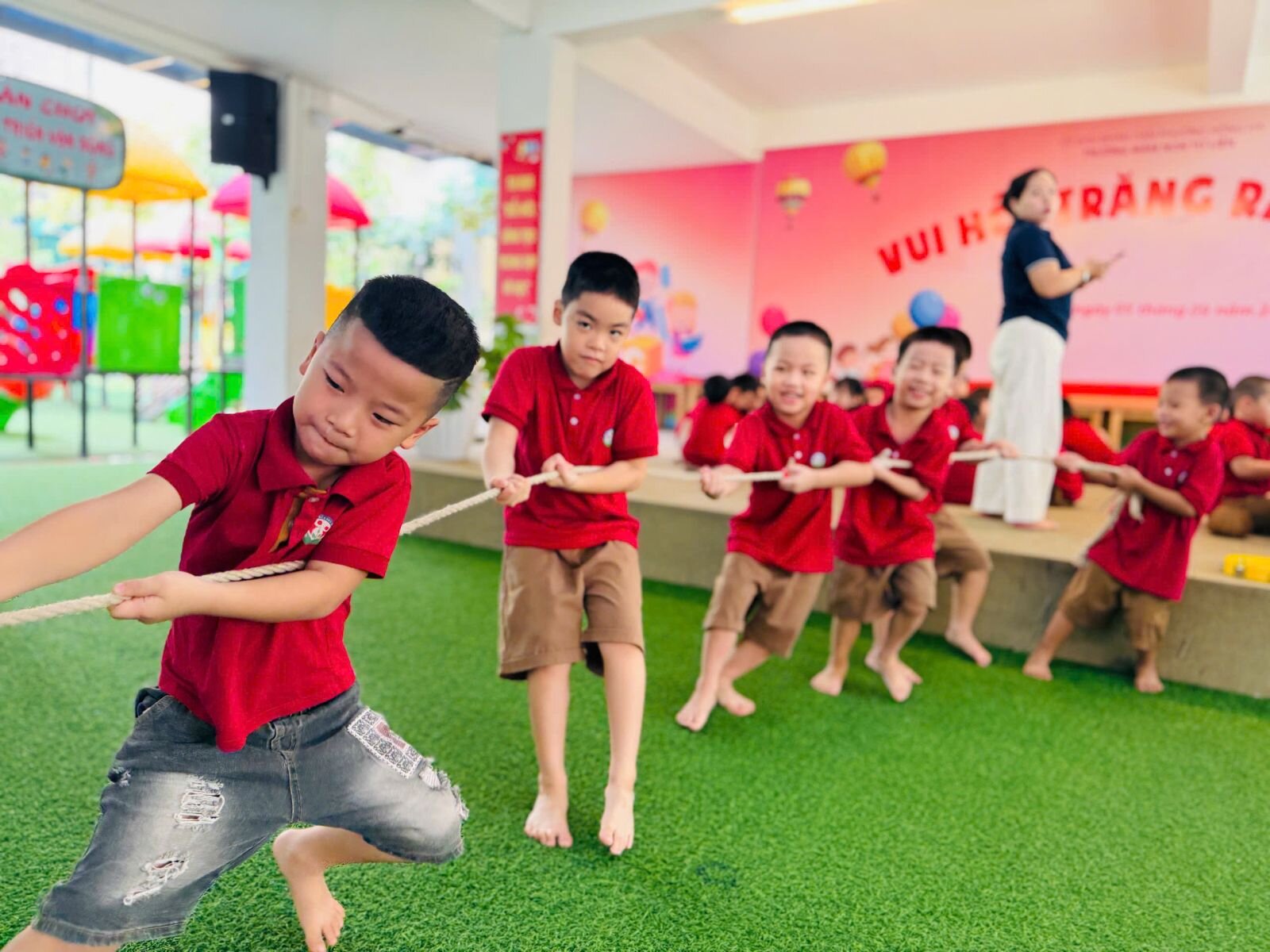 Trong không khí rộn ràng của Tết Trung thu, các bé lớp MGL - Trường mầm non Tứ Liên tổ chức khai mạc chuỗi sự kiện “Vui Hội Trăng Rằm” với hoạt động ý nghĩa, mang đậm màu sắc truyền thống dân tộc.