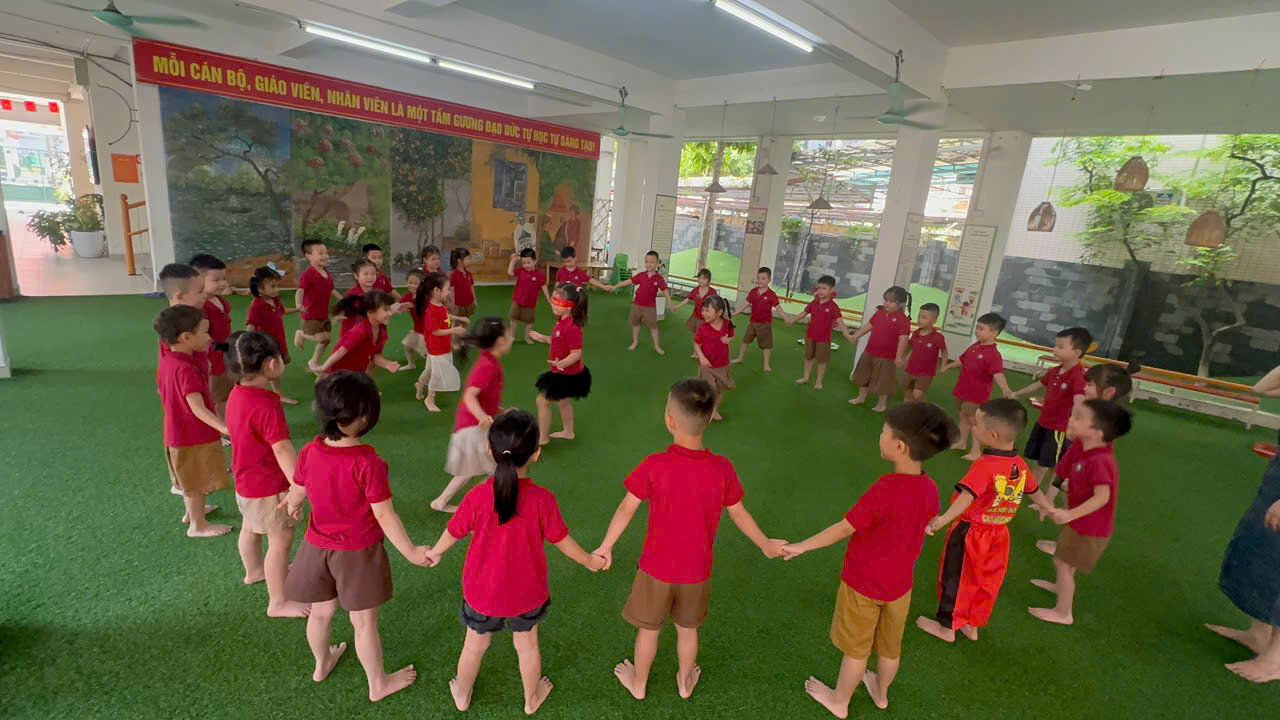 Trong không khí rộn ràng của Tết Trung thu, các bé lớp MGL - Trường mầm non Tứ Liên tổ chức khai mạc chuỗi sự kiện “Vui Hội Trăng Rằm” với hoạt động ý nghĩa, mang đậm màu sắc truyền thống dân tộc.