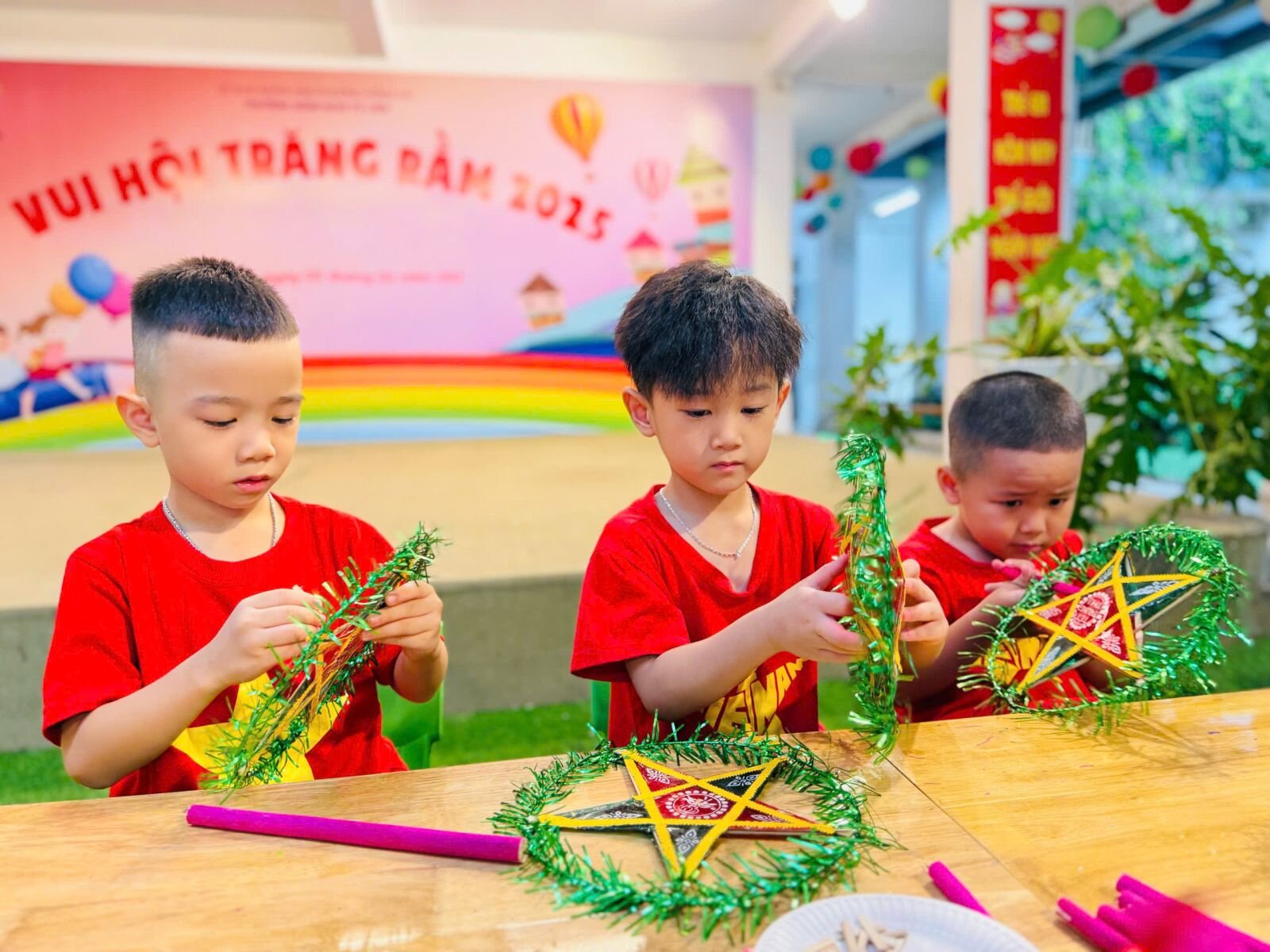 Trong không khí rộn ràng của Tết Trung thu, các bé lớp MGL - Trường mầm non Tứ Liên tổ chức khai mạc chuỗi sự kiện “Vui Hội Trăng Rằm” với hoạt động ý nghĩa, mang đậm màu sắc truyền thống dân tộc.