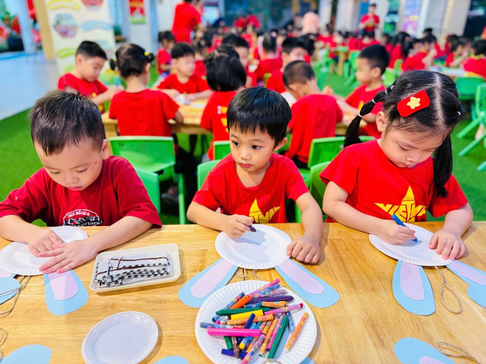 Trong không khí rộn ràng của Tết Trung thu, các bé lớp MGL - Trường mầm non Tứ Liên tổ chức khai mạc chuỗi sự kiện “Vui Hội Trăng Rằm” với hoạt động ý nghĩa, mang đậm màu sắc truyền thống dân tộc.