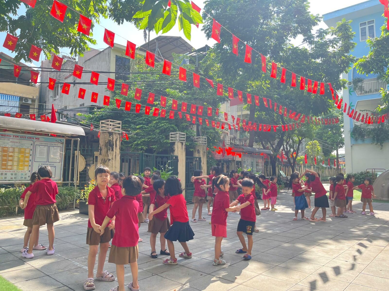 Trong không khí rộn ràng của Tết Trung thu, các bé lớp MGL - Trường mầm non Tứ Liên tổ chức khai mạc chuỗi sự kiện “Vui Hội Trăng Rằm” với hoạt động ý nghĩa, mang đậm màu sắc truyền thống dân tộc.