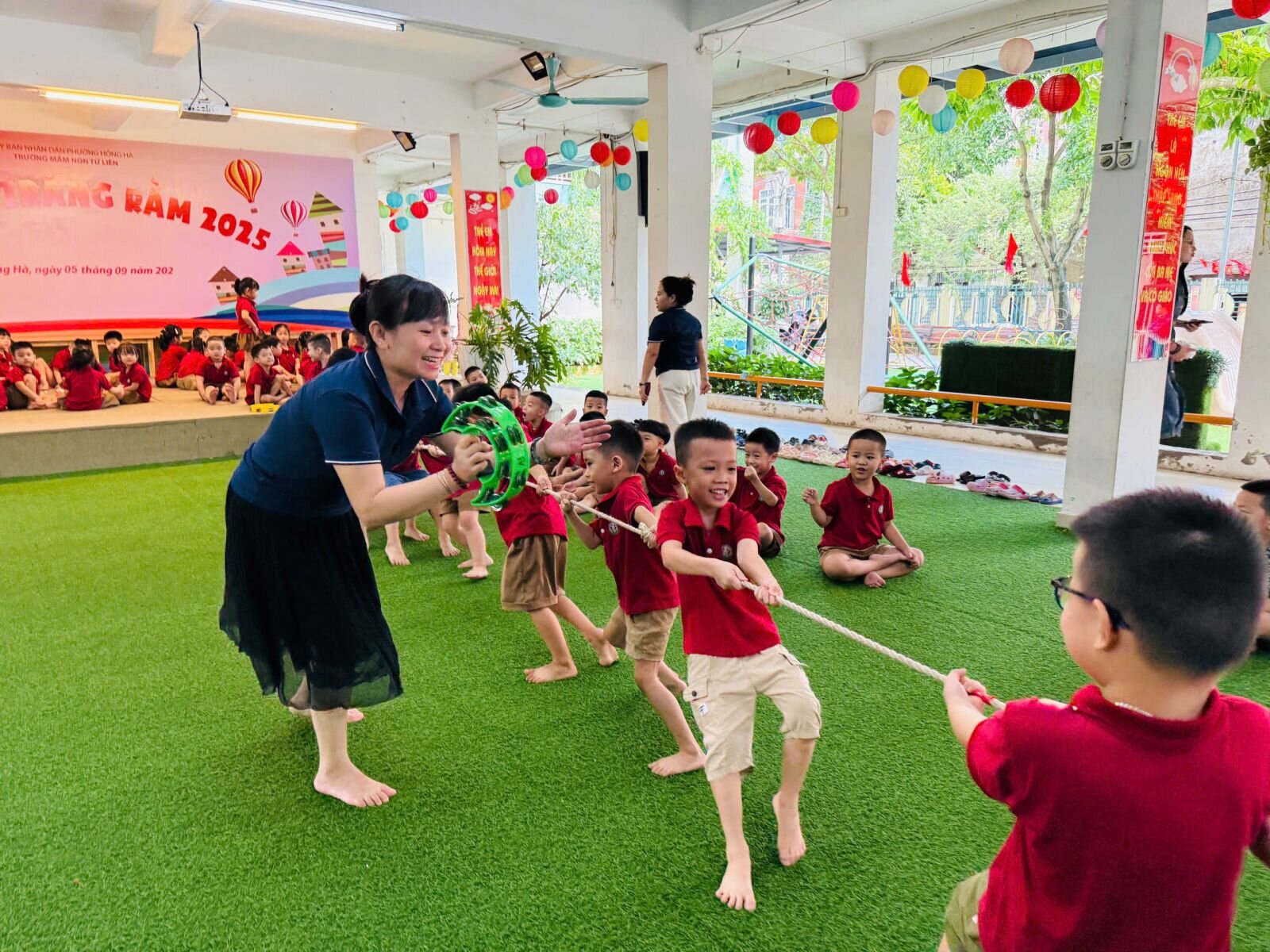 Trong không khí rộn ràng của Tết Trung thu, các bé lớp MGL - Trường mầm non Tứ Liên tổ chức khai mạc chuỗi sự kiện “Vui Hội Trăng Rằm” với hoạt động ý nghĩa, mang đậm màu sắc truyền thống dân tộc.