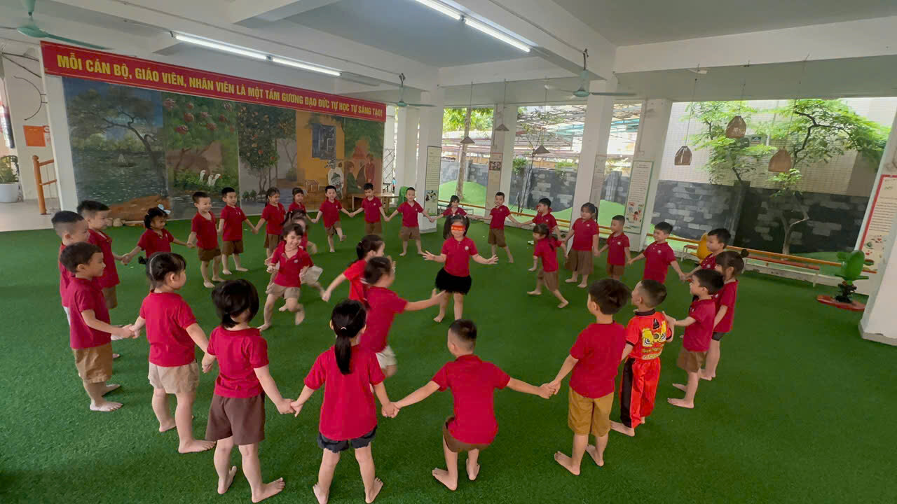 Trong không khí rộn ràng của Tết Trung thu, các bé lớp MGL - Trường mầm non Tứ Liên tổ chức khai mạc chuỗi sự kiện “Vui Hội Trăng Rằm” với hoạt động ý nghĩa, mang đậm màu sắc truyền thống dân tộc.