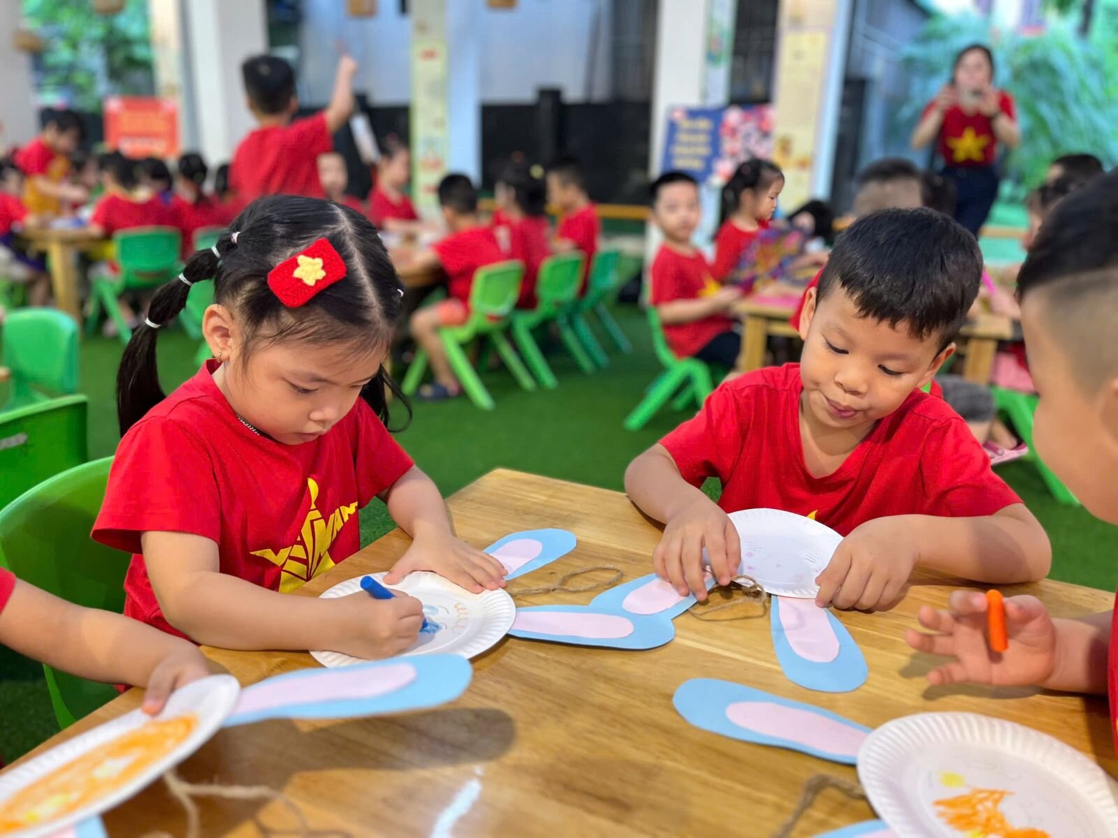 Trong không khí rộn ràng của Tết Trung thu, các bé lớp MGL - Trường mầm non Tứ Liên tổ chức khai mạc chuỗi sự kiện “Vui Hội Trăng Rằm” với hoạt động ý nghĩa, mang đậm màu sắc truyền thống dân tộc.