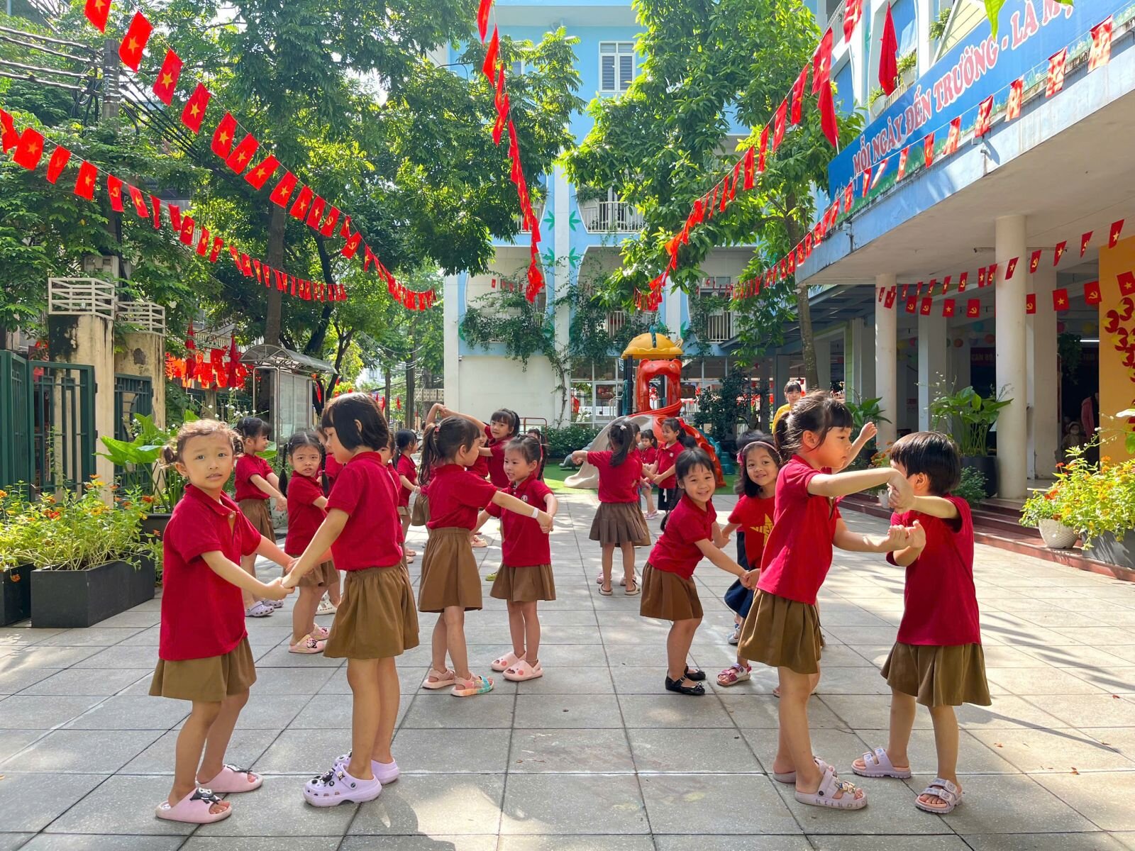 Trong không khí rộn ràng của Tết Trung thu, các bé lớp MGL - Trường mầm non Tứ Liên tổ chức khai mạc chuỗi sự kiện “Vui Hội Trăng Rằm” với hoạt động ý nghĩa, mang đậm màu sắc truyền thống dân tộc.