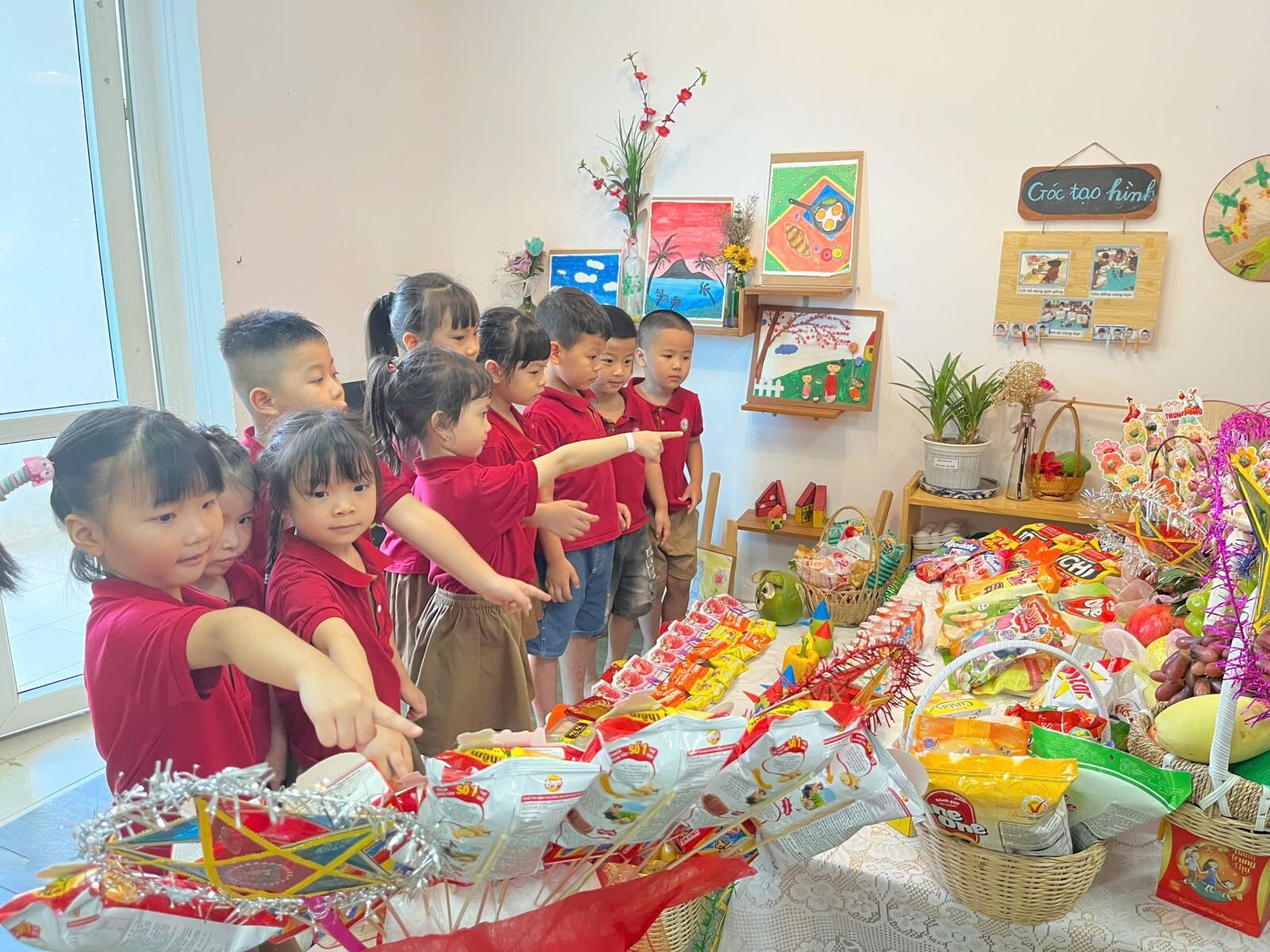 Trong không khí rộn ràng của Tết Trung thu, các bé lớp MGL - Trường mầm non Tứ Liên tổ chức khai mạc chuỗi sự kiện “Vui Hội Trăng Rằm” với hoạt động ý nghĩa, mang đậm màu sắc truyền thống dân tộc.