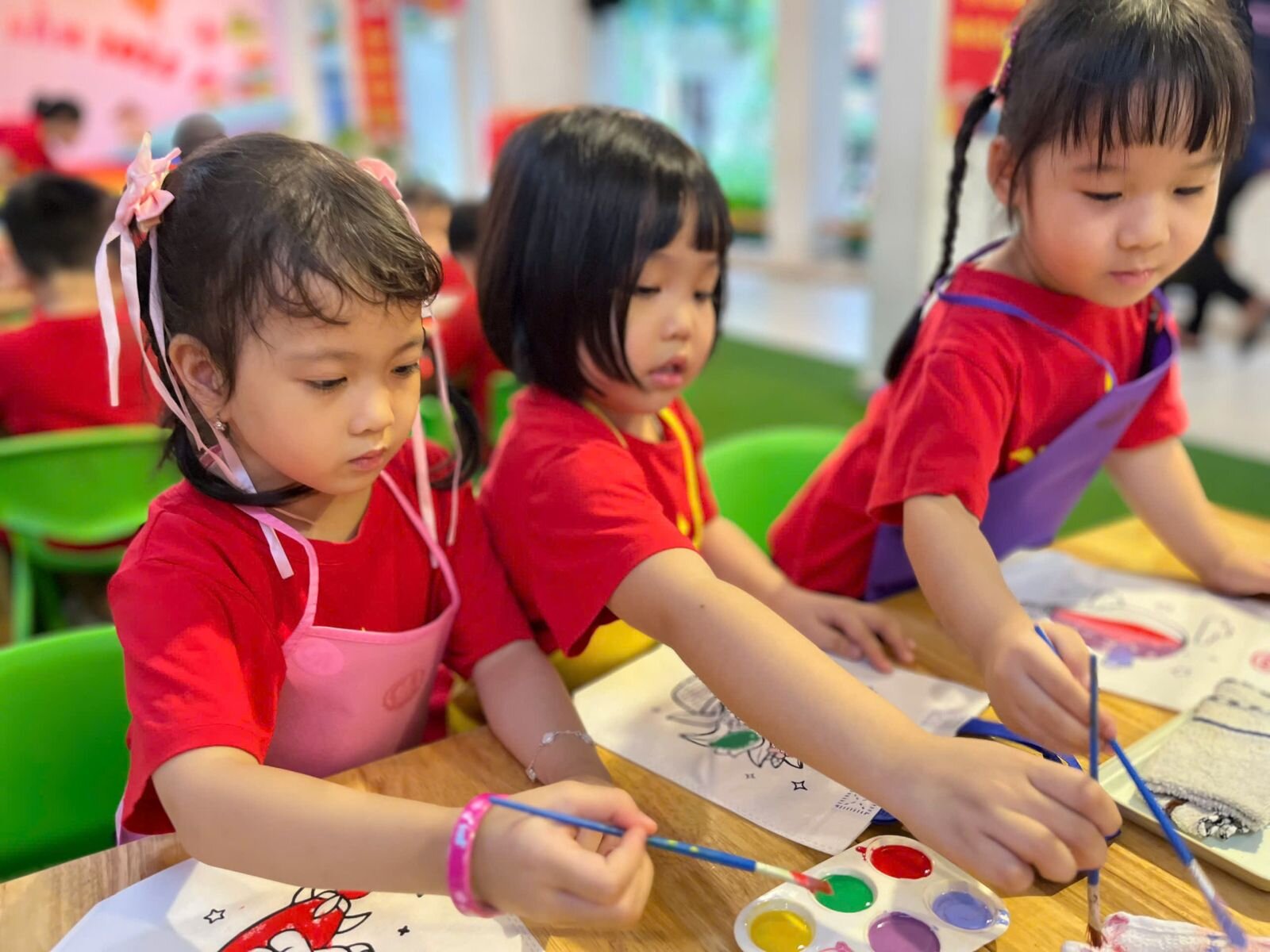 Trong không khí rộn ràng của Tết Trung thu, các bé lớp MGL - Trường mầm non Tứ Liên tổ chức khai mạc chuỗi sự kiện “Vui Hội Trăng Rằm” với hoạt động ý nghĩa, mang đậm màu sắc truyền thống dân tộc.