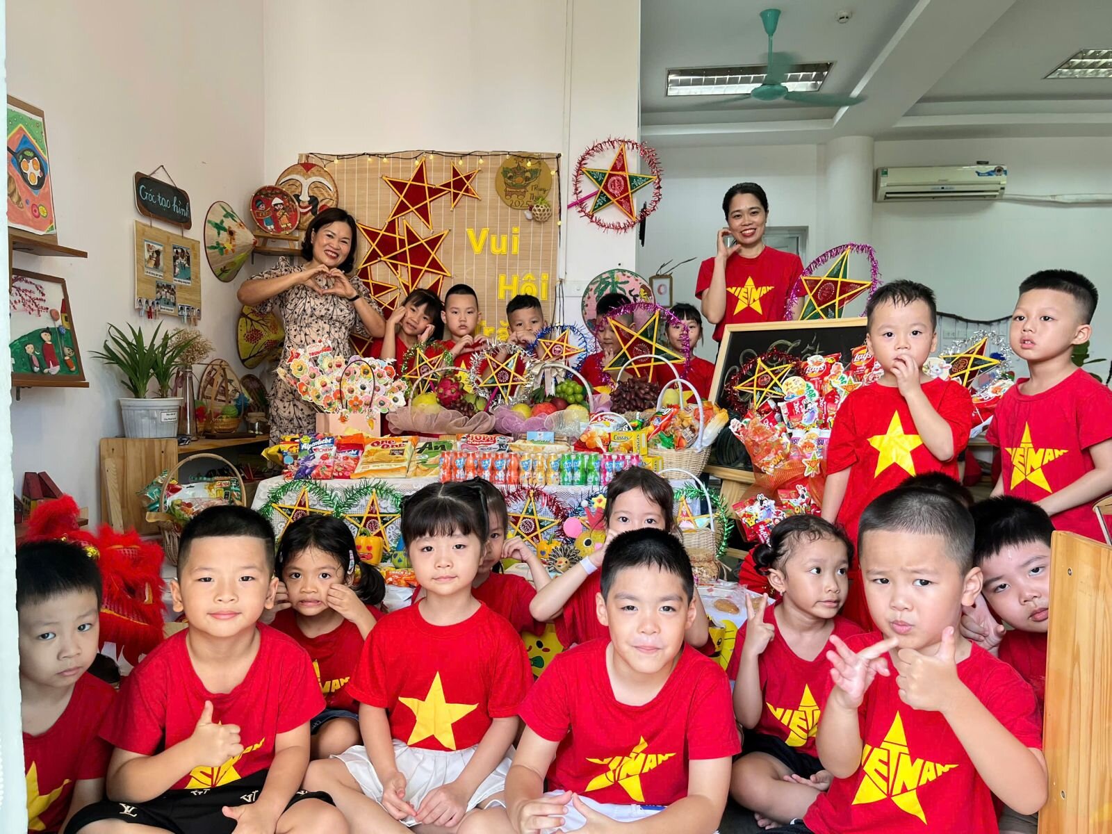 Trong không khí rộn ràng của Tết Trung thu, các bé lớp MGL - Trường mầm non Tứ Liên tổ chức khai mạc chuỗi sự kiện “Vui Hội Trăng Rằm” với hoạt động ý nghĩa, mang đậm màu sắc truyền thống dân tộc.