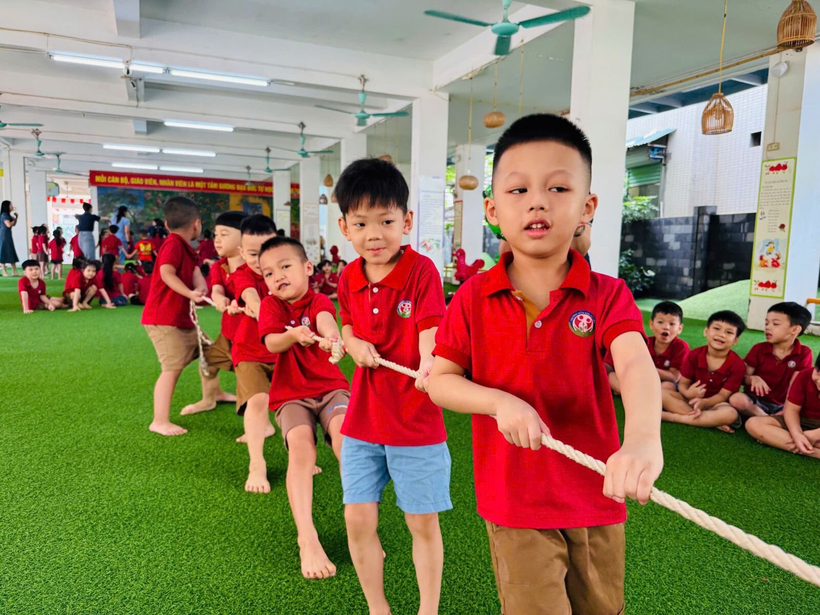 Trong không khí rộn ràng của Tết Trung thu, các bé lớp MGL - Trường mầm non Tứ Liên tổ chức khai mạc chuỗi sự kiện “Vui Hội Trăng Rằm” với hoạt động ý nghĩa, mang đậm màu sắc truyền thống dân tộc.