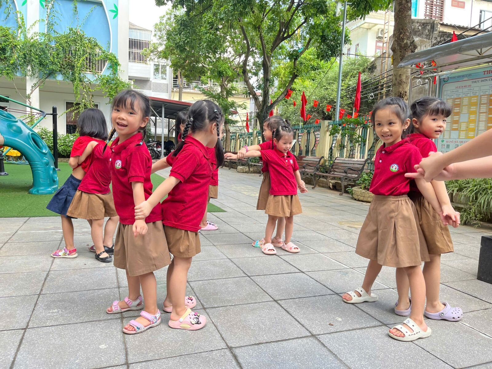 Trong không khí rộn ràng của Tết Trung thu, các bé lớp MGL - Trường mầm non Tứ Liên tổ chức khai mạc chuỗi sự kiện “Vui Hội Trăng Rằm” với hoạt động ý nghĩa, mang đậm màu sắc truyền thống dân tộc.