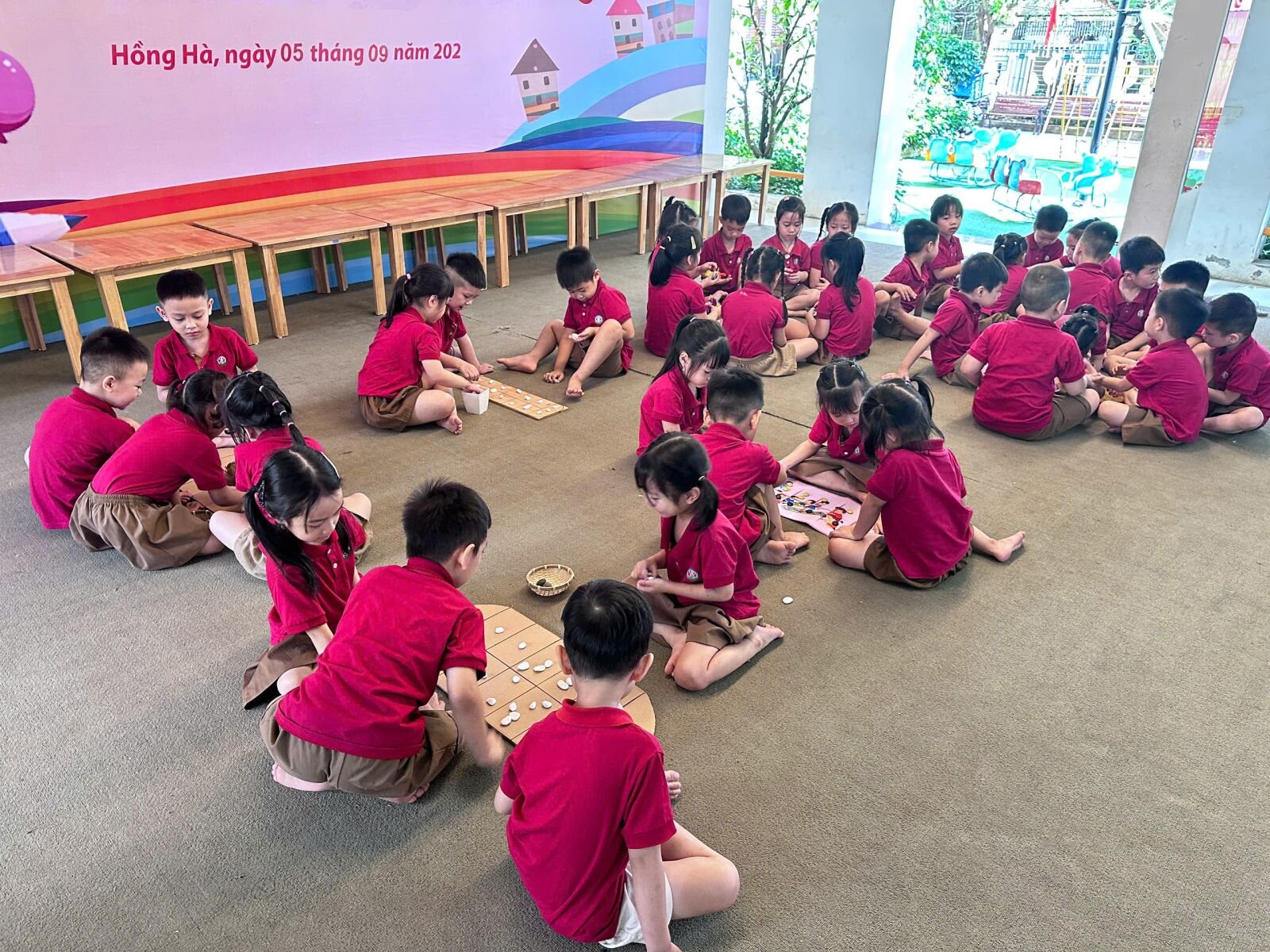 Trong không khí rộn ràng của Tết Trung thu, các bé lớp MGL - Trường mầm non Tứ Liên tổ chức khai mạc chuỗi sự kiện “Vui Hội Trăng Rằm” với hoạt động ý nghĩa, mang đậm màu sắc truyền thống dân tộc.