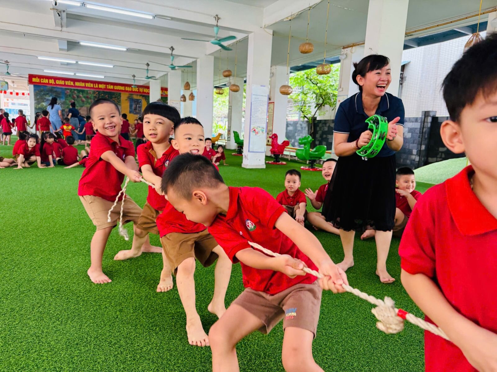 Trong không khí rộn ràng của Tết Trung thu, các bé lớp MGL - Trường mầm non Tứ Liên tổ chức khai mạc chuỗi sự kiện “Vui Hội Trăng Rằm” với hoạt động ý nghĩa, mang đậm màu sắc truyền thống dân tộc.