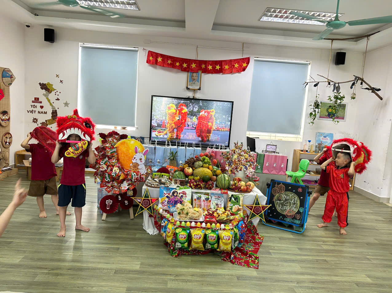 Trong không khí rộn ràng của Tết Trung thu, các bé lớp MGL - Trường mầm non Tứ Liên tổ chức khai mạc chuỗi sự kiện “Vui Hội Trăng Rằm” với hoạt động ý nghĩa, mang đậm màu sắc truyền thống dân tộc.