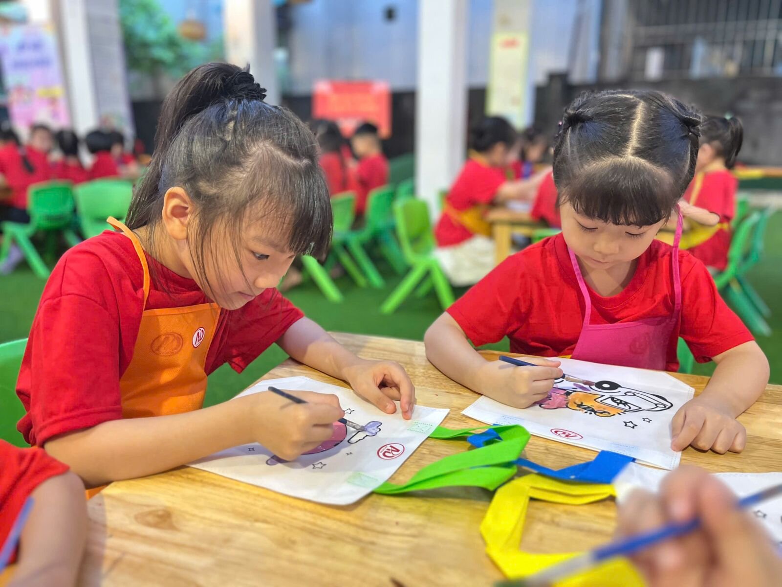 Trong không khí rộn ràng của Tết Trung thu, các bé lớp MGL - Trường mầm non Tứ Liên tổ chức khai mạc chuỗi sự kiện “Vui Hội Trăng Rằm” với hoạt động ý nghĩa, mang đậm màu sắc truyền thống dân tộc.