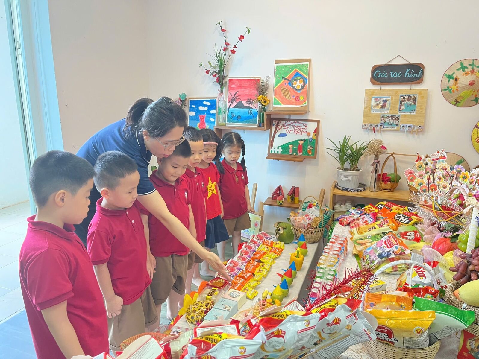 Trong không khí rộn ràng của Tết Trung thu, các bé lớp MGL - Trường mầm non Tứ Liên tổ chức khai mạc chuỗi sự kiện “Vui Hội Trăng Rằm” với hoạt động ý nghĩa, mang đậm màu sắc truyền thống dân tộc.