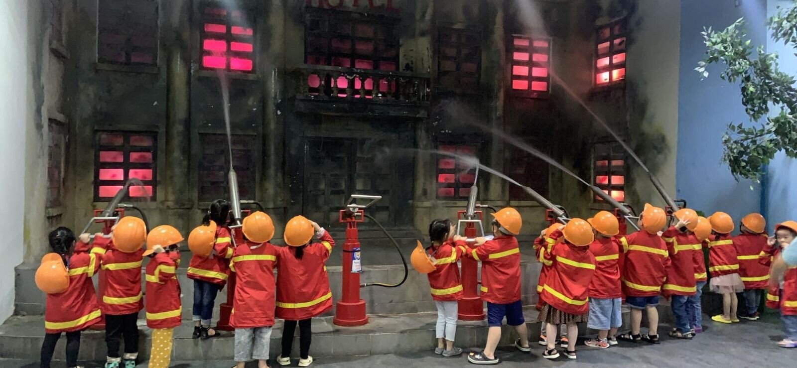 Hoạt động trải nghiệm của các con học sinh tại khu vui chơi Time City