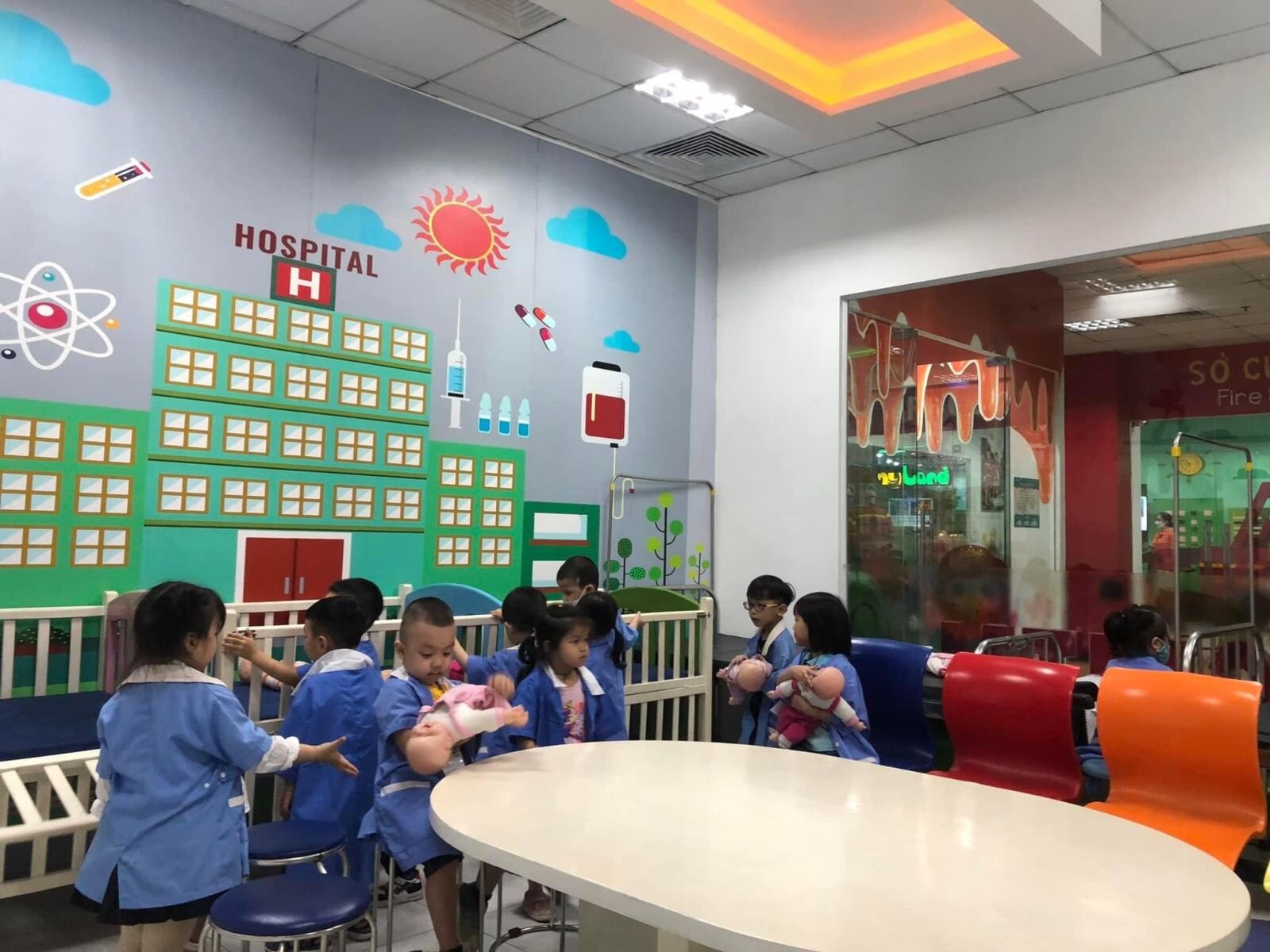 Hoạt động trải nghiệm của các con học sinh tại khu vui chơi Time City