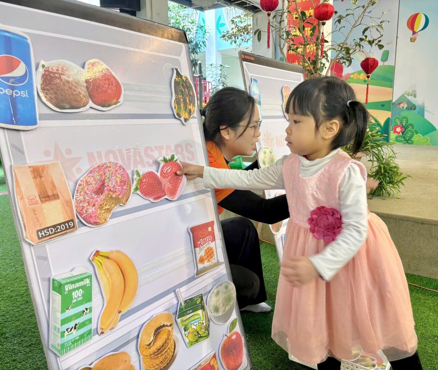 NGÀY HỘI TRẢI NGHIỆM KĨ NĂNG SỐNG TẠI TRƯỜNG MẦM NON TỨ LIÊN VỚI CHỦ ĐỀ “KĨ NĂNG PHÒNG TRÁNH NGUY CƠ BỊ NGỘ ĐỘC TỪ ĐỒ ĂN ĐỒ UỐNG KHÔNG AN TOÀN”