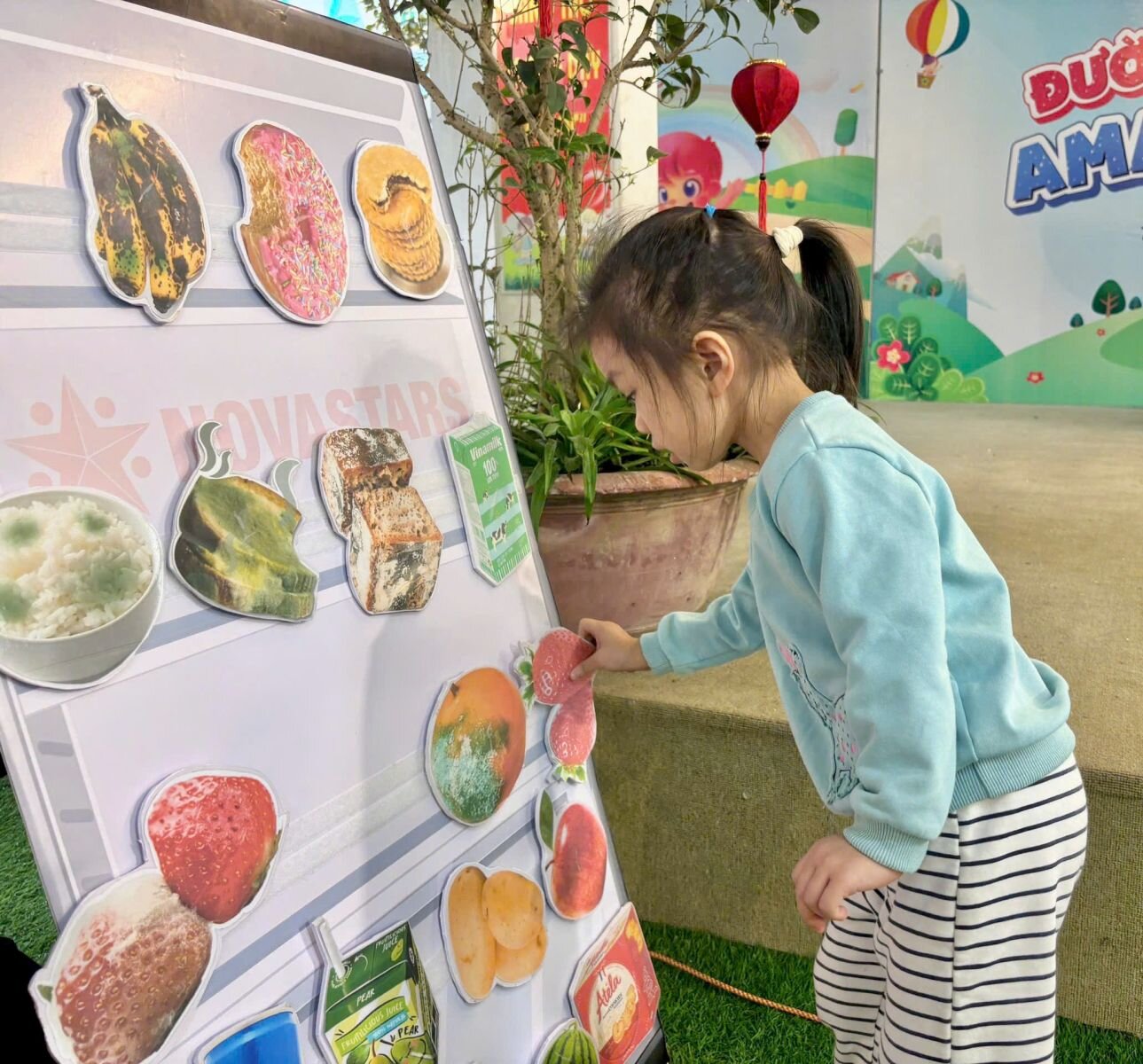 NGÀY HỘI TRẢI NGHIỆM KĨ NĂNG SỐNG TẠI TRƯỜNG MẦM NON TỨ LIÊN VỚI CHỦ ĐỀ “KĨ NĂNG PHÒNG TRÁNH NGUY CƠ BỊ NGỘ ĐỘC TỪ ĐỒ ĂN ĐỒ UỐNG KHÔNG AN TOÀN”