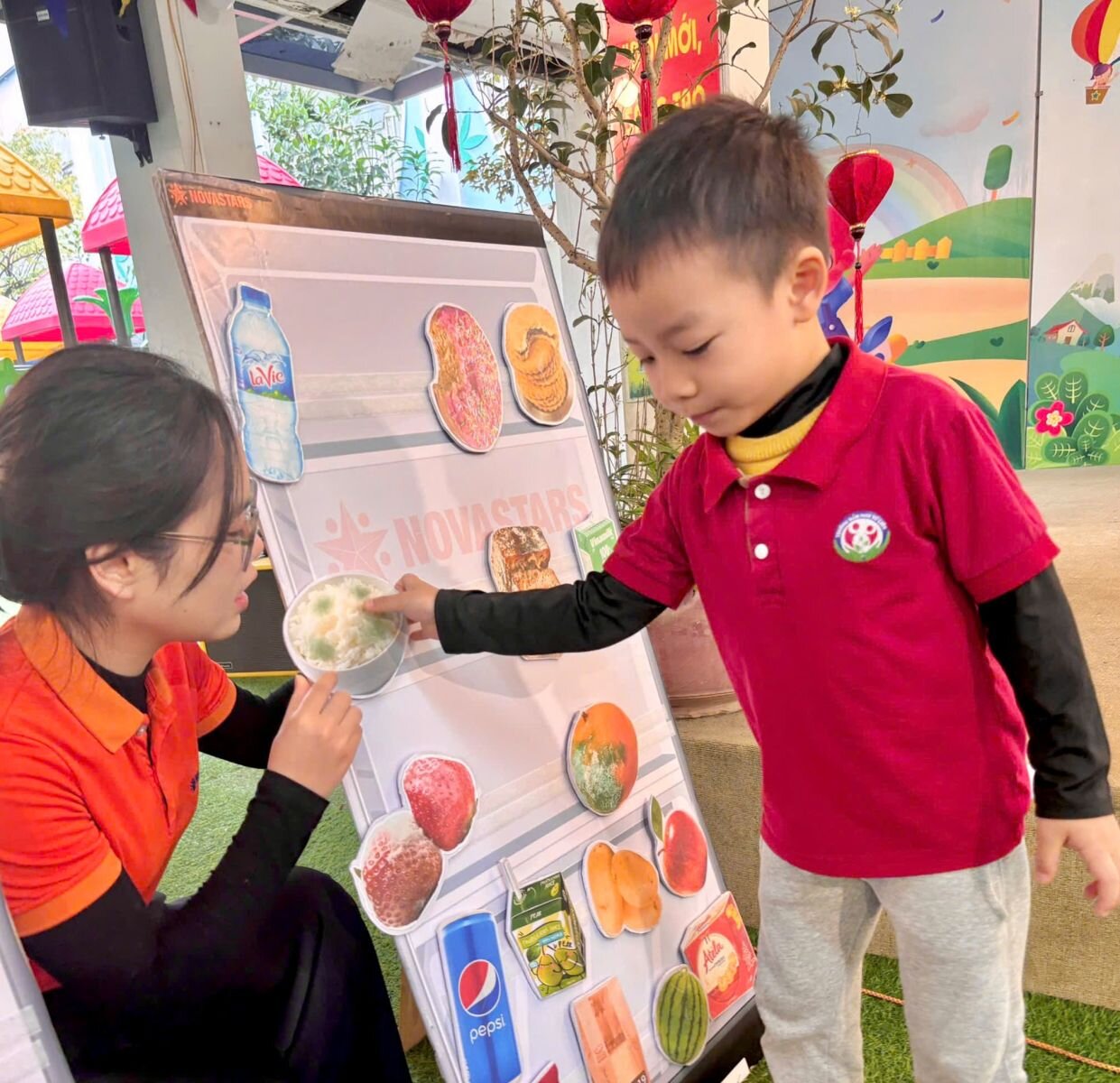 NGÀY HỘI TRẢI NGHIỆM KĨ NĂNG SỐNG TẠI TRƯỜNG MẦM NON TỨ LIÊN VỚI CHỦ ĐỀ “KĨ NĂNG PHÒNG TRÁNH NGUY CƠ BỊ NGỘ ĐỘC TỪ ĐỒ ĂN ĐỒ UỐNG KHÔNG AN TOÀN”