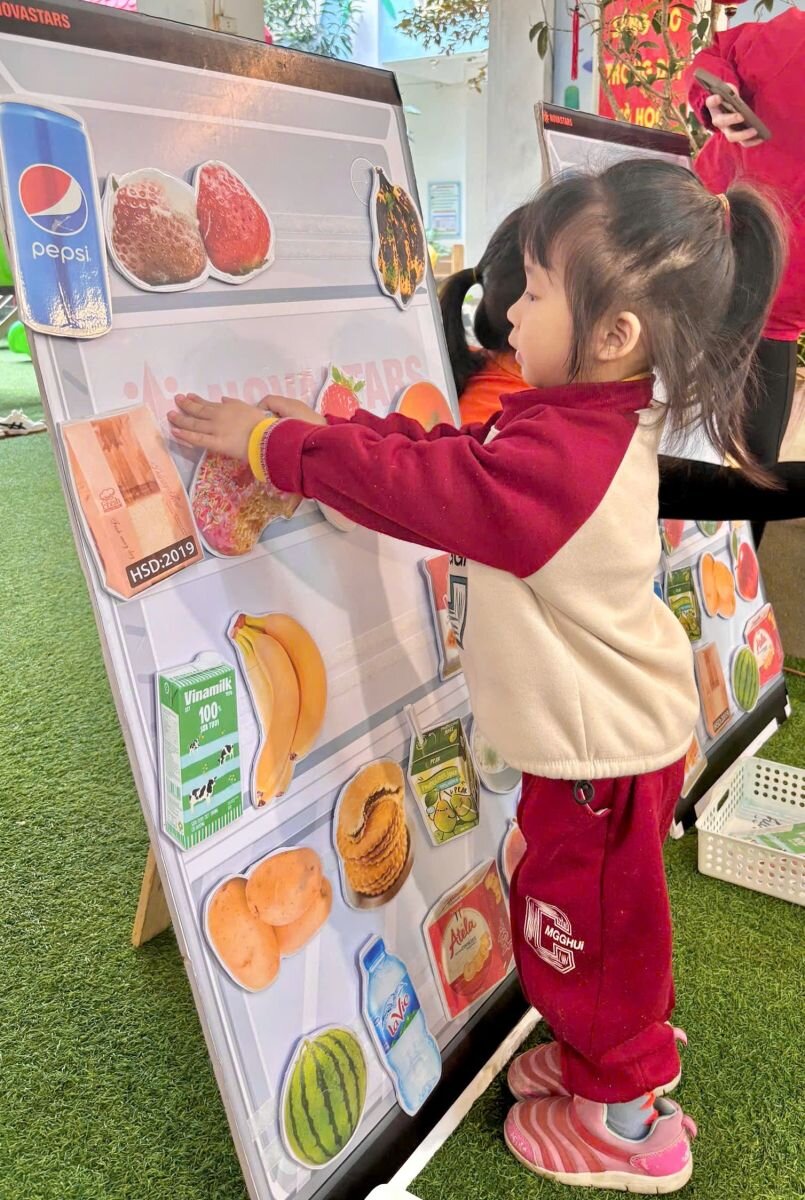 NGÀY HỘI TRẢI NGHIỆM KĨ NĂNG SỐNG TẠI TRƯỜNG MẦM NON TỨ LIÊN VỚI CHỦ ĐỀ “KĨ NĂNG PHÒNG TRÁNH NGUY CƠ BỊ NGỘ ĐỘC TỪ ĐỒ ĂN ĐỒ UỐNG KHÔNG AN TOÀN”