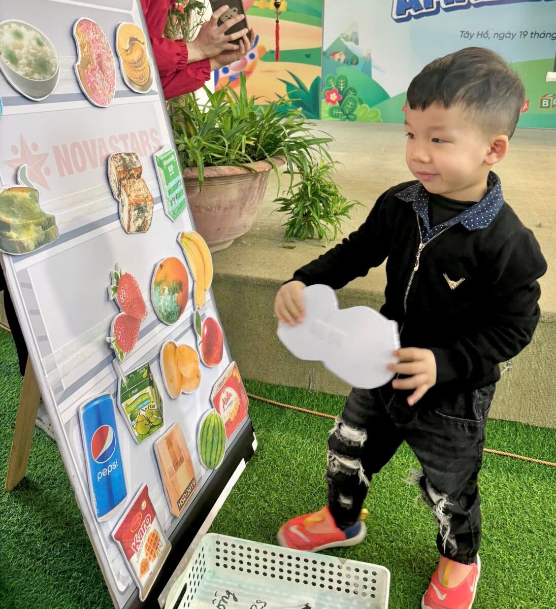 NGÀY HỘI TRẢI NGHIỆM KĨ NĂNG SỐNG TẠI TRƯỜNG MẦM NON TỨ LIÊN VỚI CHỦ ĐỀ “KĨ NĂNG PHÒNG TRÁNH NGUY CƠ BỊ NGỘ ĐỘC TỪ ĐỒ ĂN ĐỒ UỐNG KHÔNG AN TOÀN”