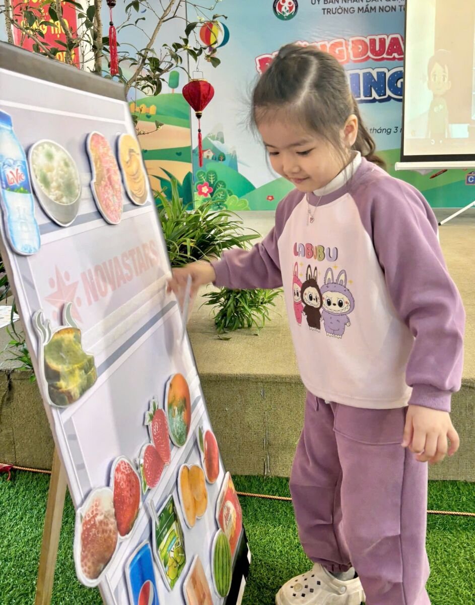 NGÀY HỘI TRẢI NGHIỆM KĨ NĂNG SỐNG TẠI TRƯỜNG MẦM NON TỨ LIÊN VỚI CHỦ ĐỀ “KĨ NĂNG PHÒNG TRÁNH NGUY CƠ BỊ NGỘ ĐỘC TỪ ĐỒ ĂN ĐỒ UỐNG KHÔNG AN TOÀN”