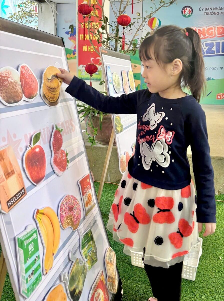 NGÀY HỘI TRẢI NGHIỆM KĨ NĂNG SỐNG TẠI TRƯỜNG MẦM NON TỨ LIÊN VỚI CHỦ ĐỀ “KĨ NĂNG PHÒNG TRÁNH NGUY CƠ BỊ NGỘ ĐỘC TỪ ĐỒ ĂN ĐỒ UỐNG KHÔNG AN TOÀN”