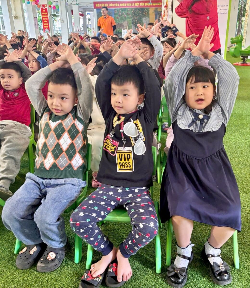 NGÀY HỘI TRẢI NGHIỆM KĨ NĂNG SỐNG TẠI TRƯỜNG MẦM NON TỨ LIÊN VỚI CHỦ ĐỀ “KĨ NĂNG PHÒNG TRÁNH NGUY CƠ BỊ NGỘ ĐỘC TỪ ĐỒ ĂN ĐỒ UỐNG KHÔNG AN TOÀN”