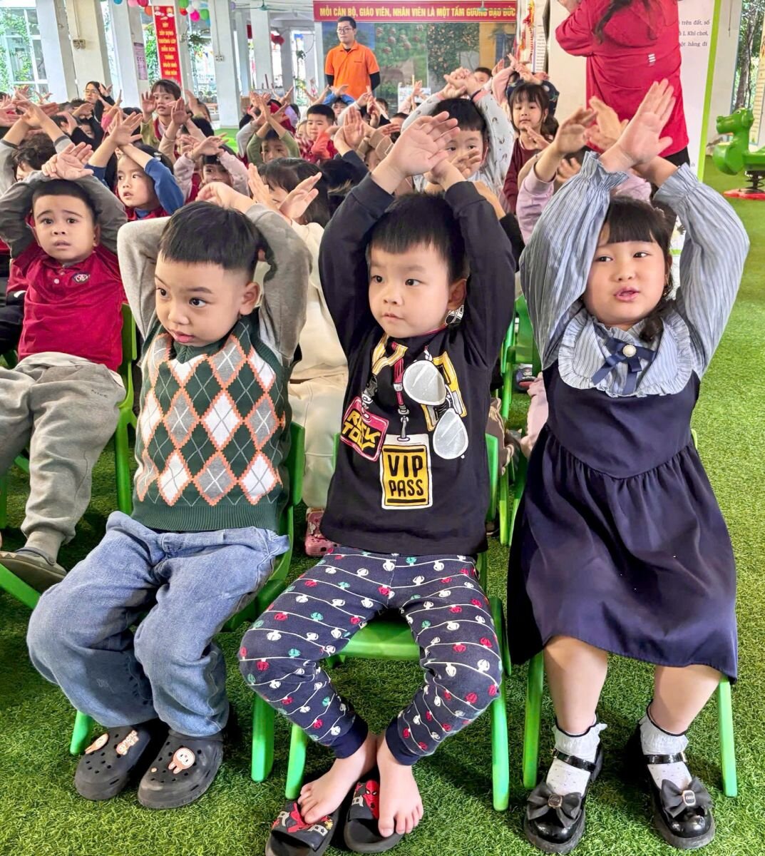 NGÀY HỘI TRẢI NGHIỆM KĨ NĂNG SỐNG TẠI TRƯỜNG MẦM NON TỨ LIÊN VỚI CHỦ ĐỀ “KĨ NĂNG PHÒNG TRÁNH NGUY CƠ BỊ NGỘ ĐỘC TỪ ĐỒ ĂN ĐỒ UỐNG KHÔNG AN TOÀN”