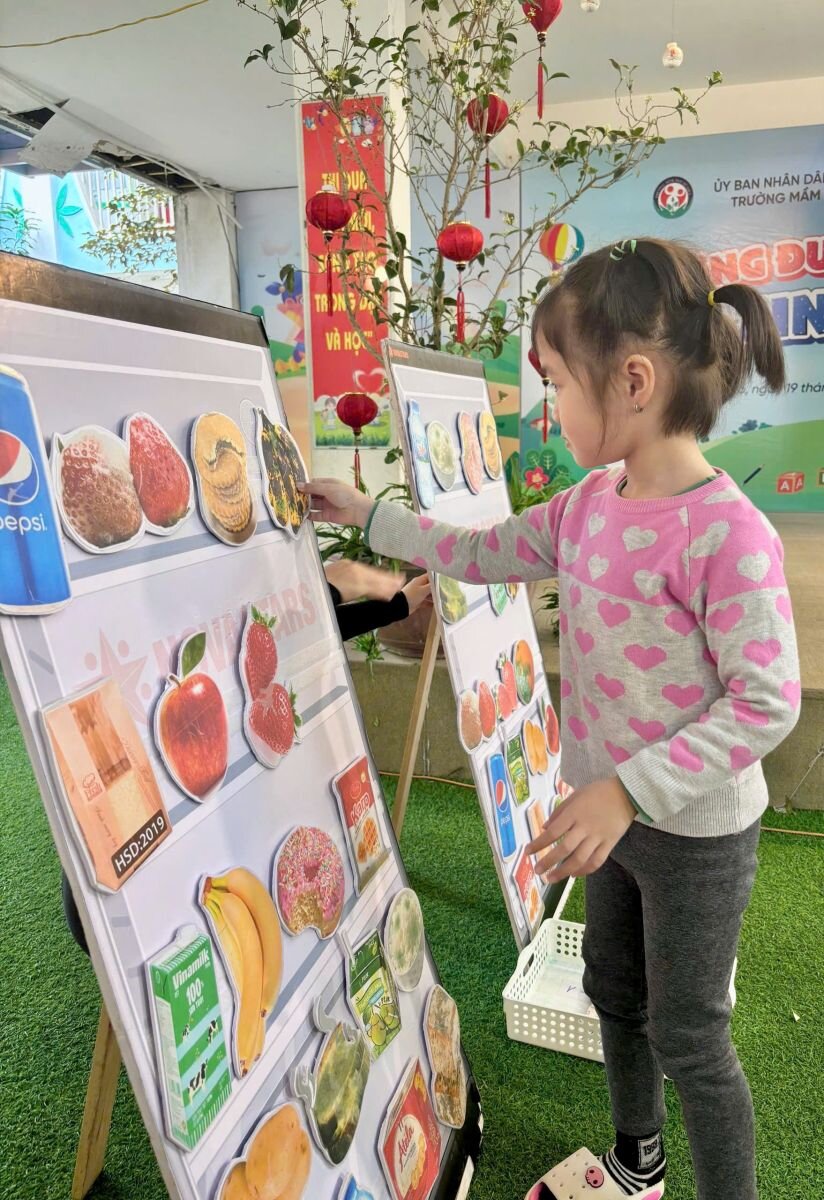 NGÀY HỘI TRẢI NGHIỆM KĨ NĂNG SỐNG TẠI TRƯỜNG MẦM NON TỨ LIÊN VỚI CHỦ ĐỀ “KĨ NĂNG PHÒNG TRÁNH NGUY CƠ BỊ NGỘ ĐỘC TỪ ĐỒ ĂN ĐỒ UỐNG KHÔNG AN TOÀN”