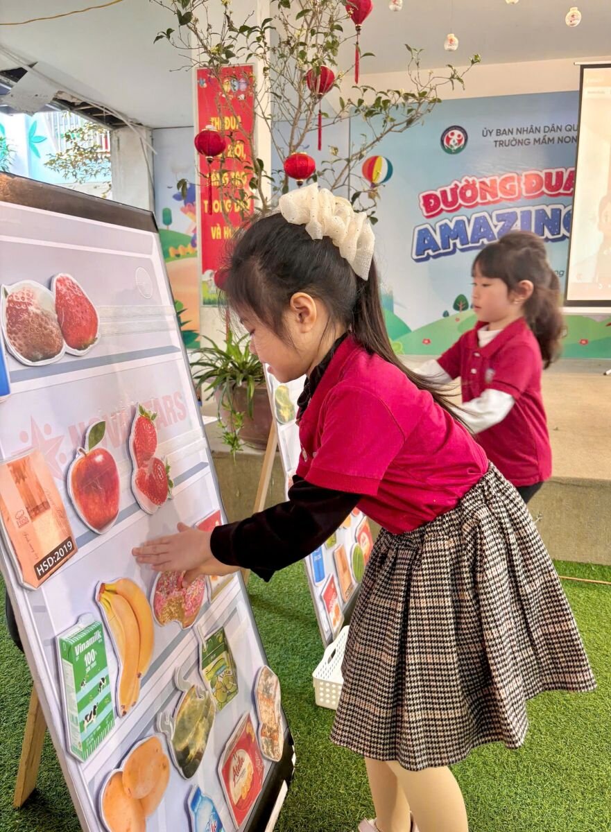 NGÀY HỘI TRẢI NGHIỆM KĨ NĂNG SỐNG TẠI TRƯỜNG MẦM NON TỨ LIÊN VỚI CHỦ ĐỀ “KĨ NĂNG PHÒNG TRÁNH NGUY CƠ BỊ NGỘ ĐỘC TỪ ĐỒ ĂN ĐỒ UỐNG KHÔNG AN TOÀN”