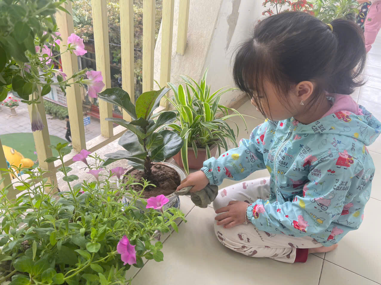 Trường mầm non Tứ Liên tham gia hoạt động hưởng ứng ngày nước thế giới, ngày khí tượng thế giới; chiến dịch giờ trái đất  năm 2025.