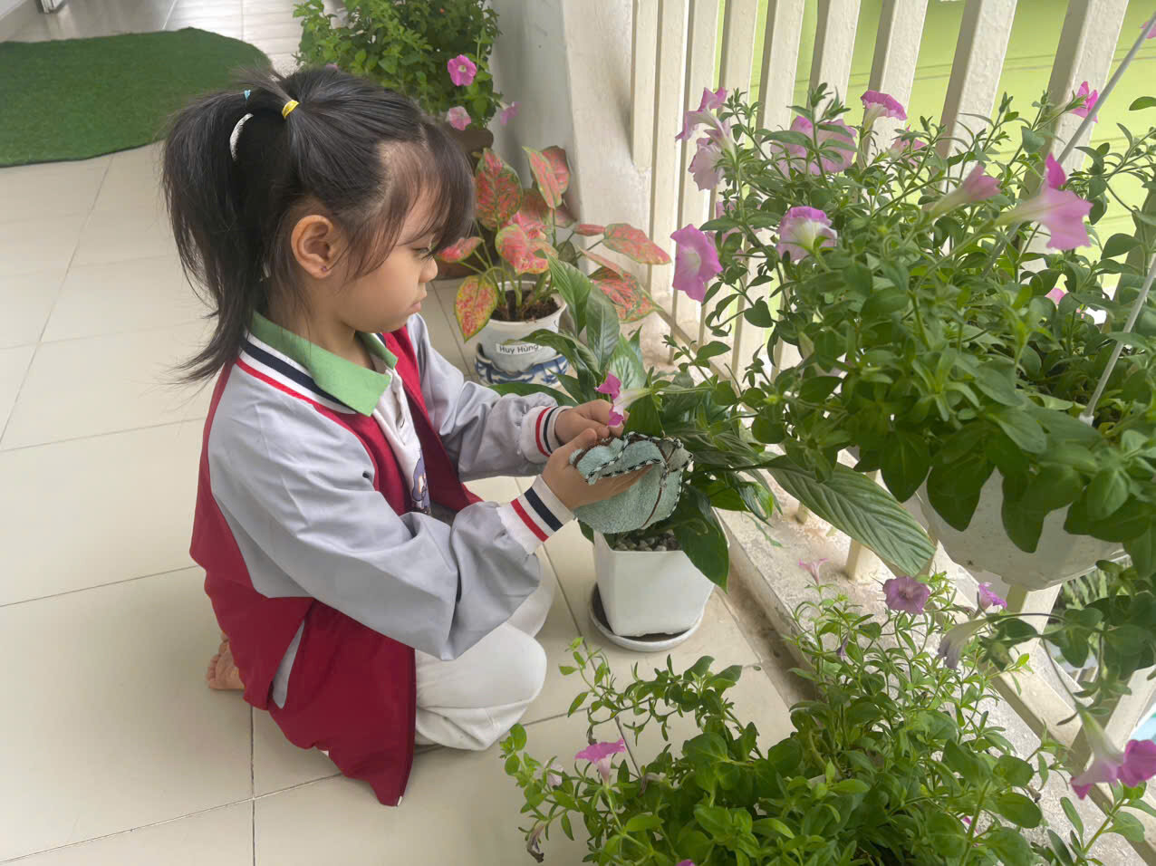 Trường mầm non Tứ Liên tham gia hoạt động hưởng ứng ngày nước thế giới, ngày khí tượng thế giới; chiến dịch giờ trái đất  năm 2025.