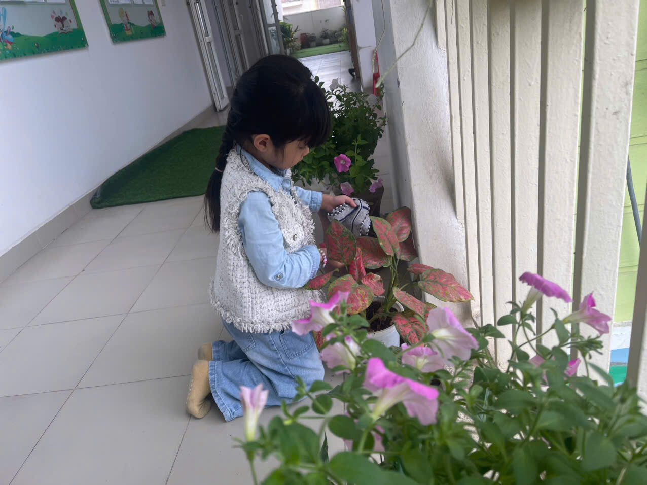 Trường mầm non Tứ Liên tham gia hoạt động hưởng ứng ngày nước thế giới, ngày khí tượng thế giới; chiến dịch giờ trái đất  năm 2025.