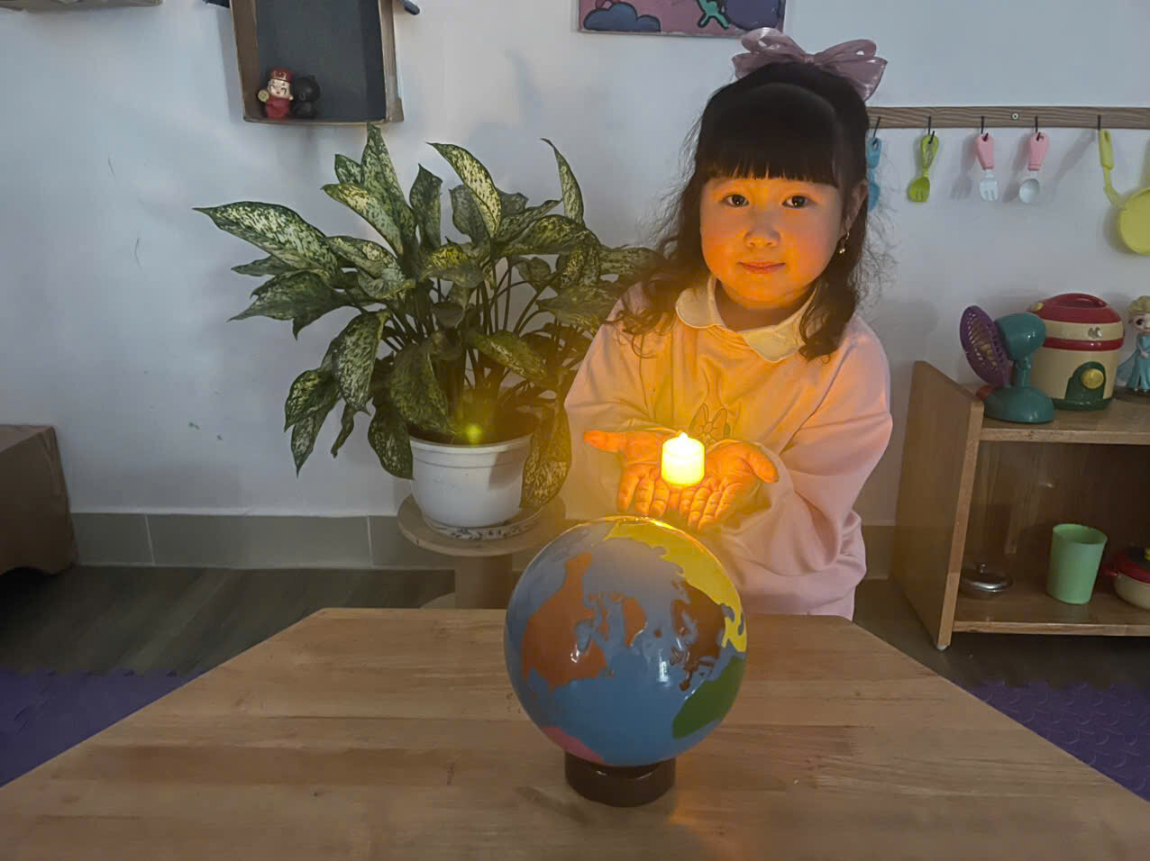 Trường mầm non Tứ Liên tham gia hoạt động hưởng ứng ngày nước thế giới, ngày khí tượng thế giới; chiến dịch giờ trái đất  năm 2025.