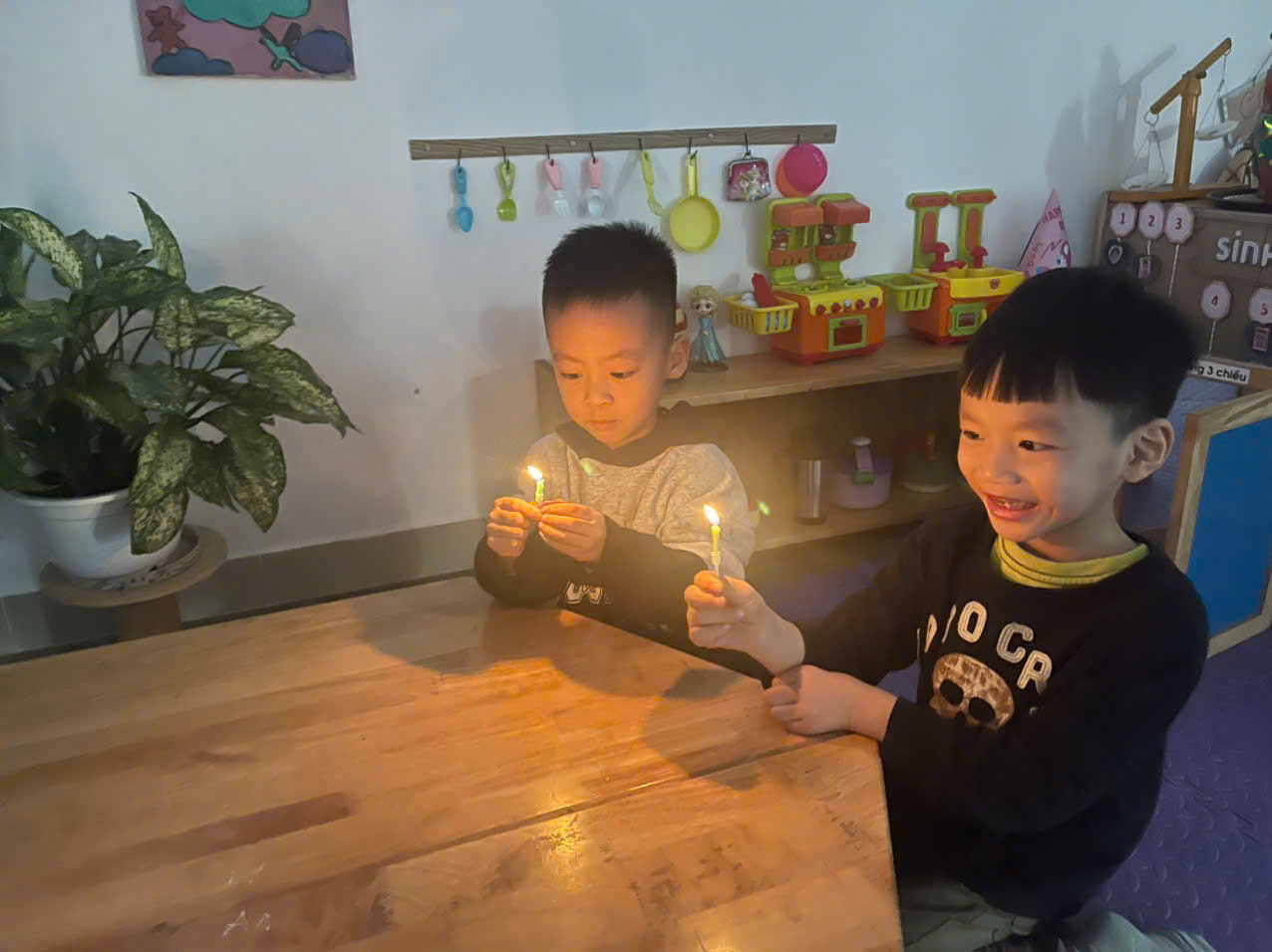 Trường mầm non Tứ Liên tham gia hoạt động hưởng ứng ngày nước thế giới, ngày khí tượng thế giới; chiến dịch giờ trái đất  năm 2025.