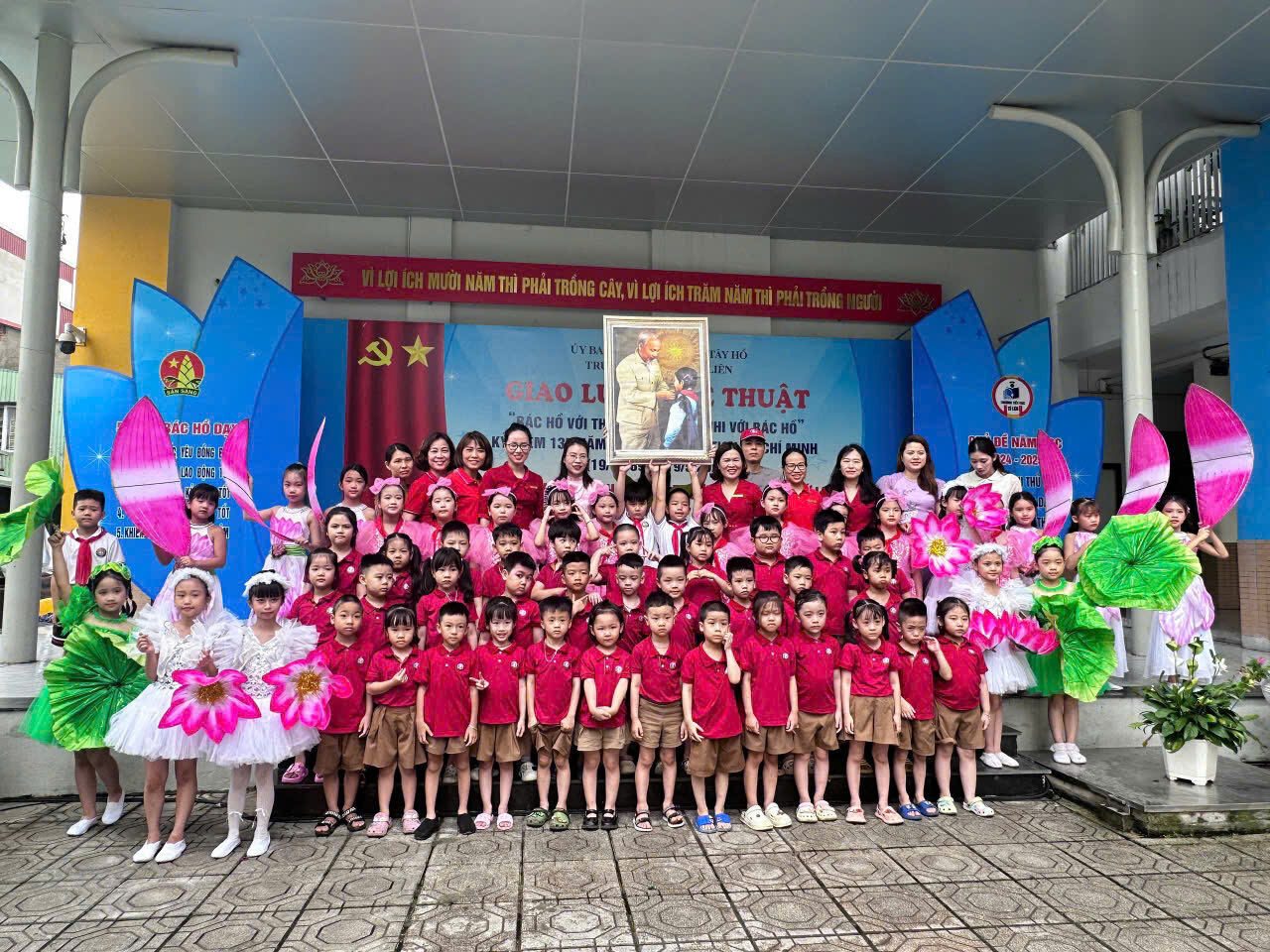 TRƯỜNG MẦM NON TỨ LIÊN TỔ CHỨC CHO HỌC SINH KHỐI MẪU GIÁO LỚN VÀ PHỤ HUYNH THAM QUAN TRƯỜNG TIỂU HỌC TỨ LIÊN