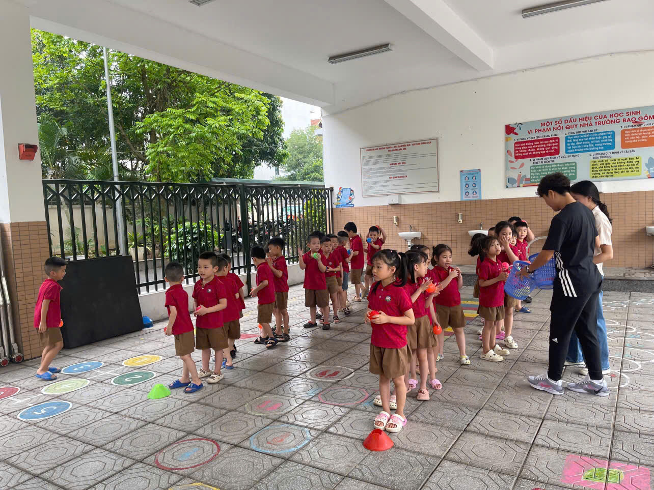 TRƯỜNG MẦM NON TỨ LIÊN TỔ CHỨC CHO HỌC SINH KHỐI MẪU GIÁO LỚN VÀ PHỤ HUYNH THAM QUAN TRƯỜNG TIỂU HỌC TỨ LIÊN