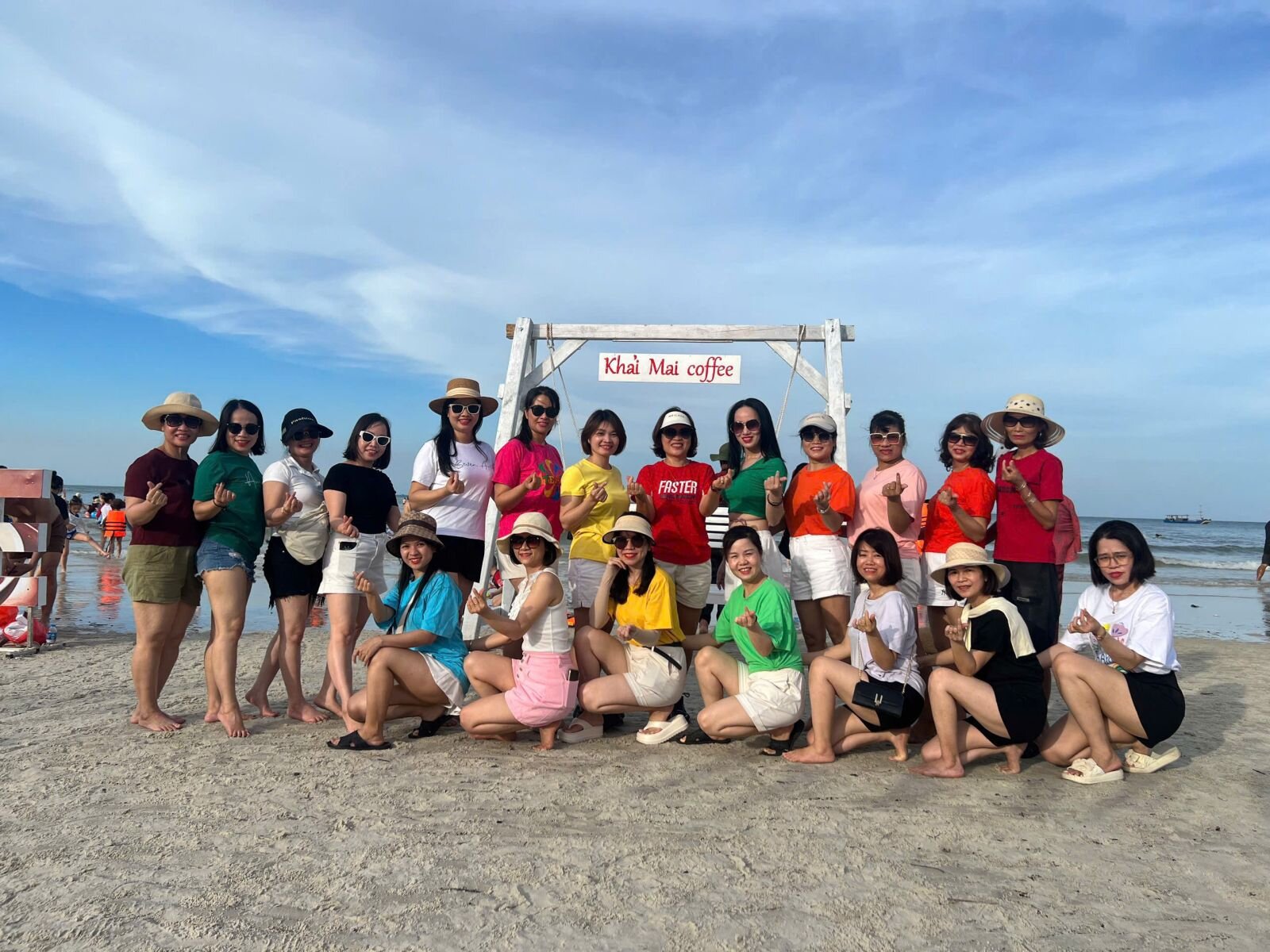 Trường Mầm non Tứ Liên tổ chức chuyến tham quan, trải nghiệm ngoài nhà trường cho CB-GV-NV tại Minh Châu- Quan Lạn.