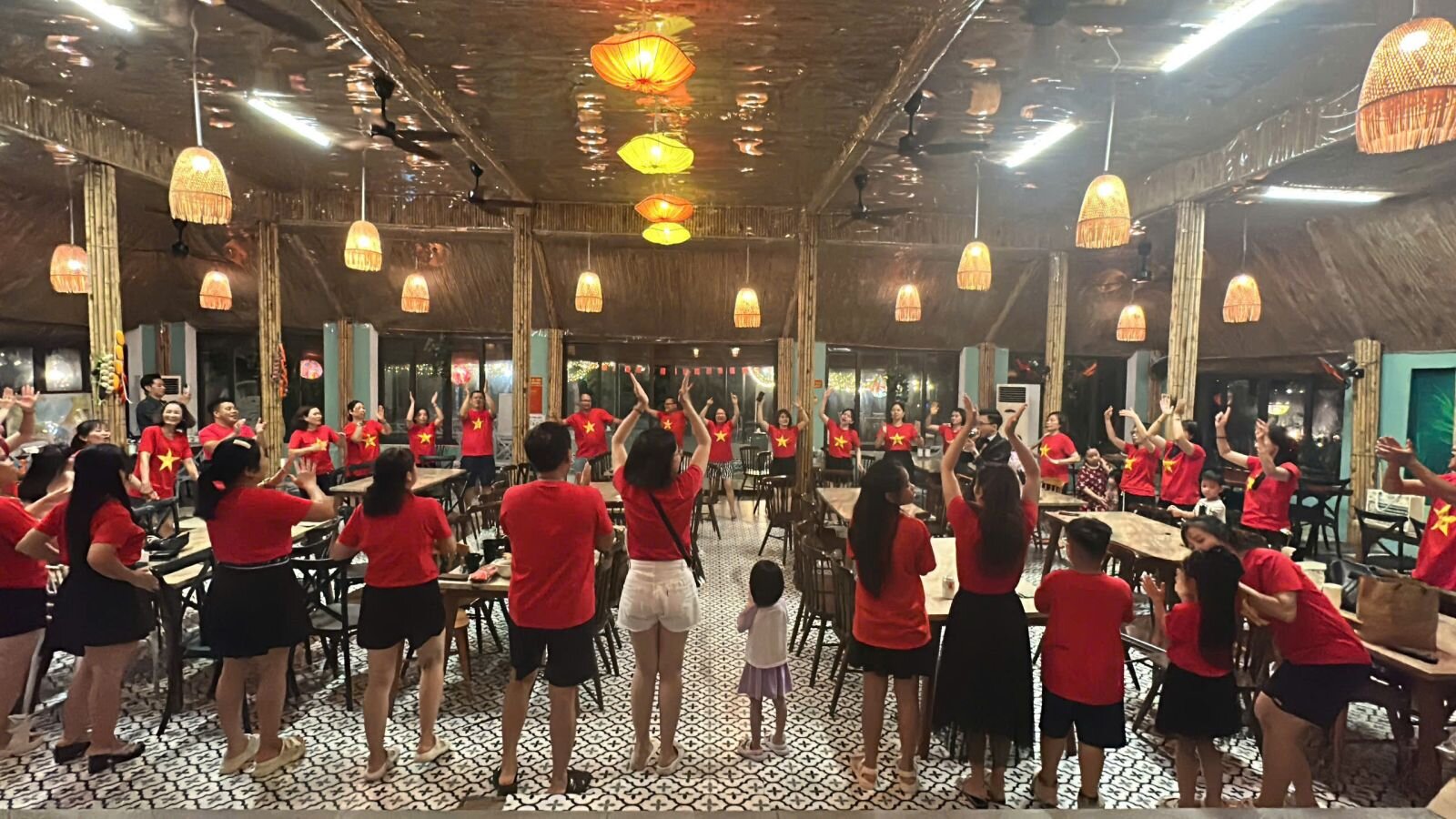 Trường Mầm non Tứ Liên tổ chức chuyến tham quan, trải nghiệm ngoài nhà trường cho CB-GV-NV tại Minh Châu- Quan Lạn.