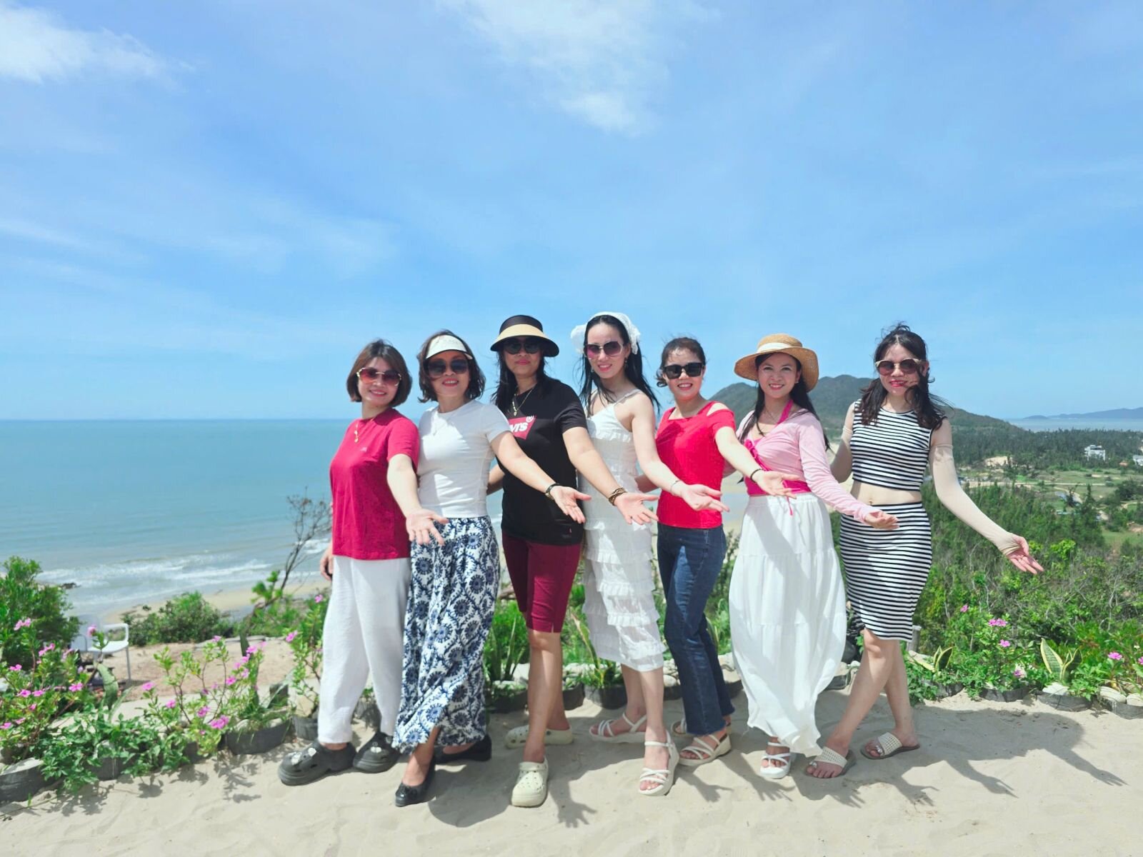 Trường Mầm non Tứ Liên tổ chức chuyến tham quan, trải nghiệm ngoài nhà trường cho CB-GV-NV tại Minh Châu- Quan Lạn.