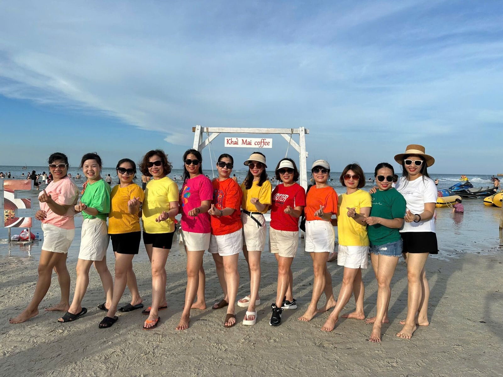 Trường Mầm non Tứ Liên tổ chức chuyến tham quan, trải nghiệm ngoài nhà trường cho CB-GV-NV tại Minh Châu- Quan Lạn.