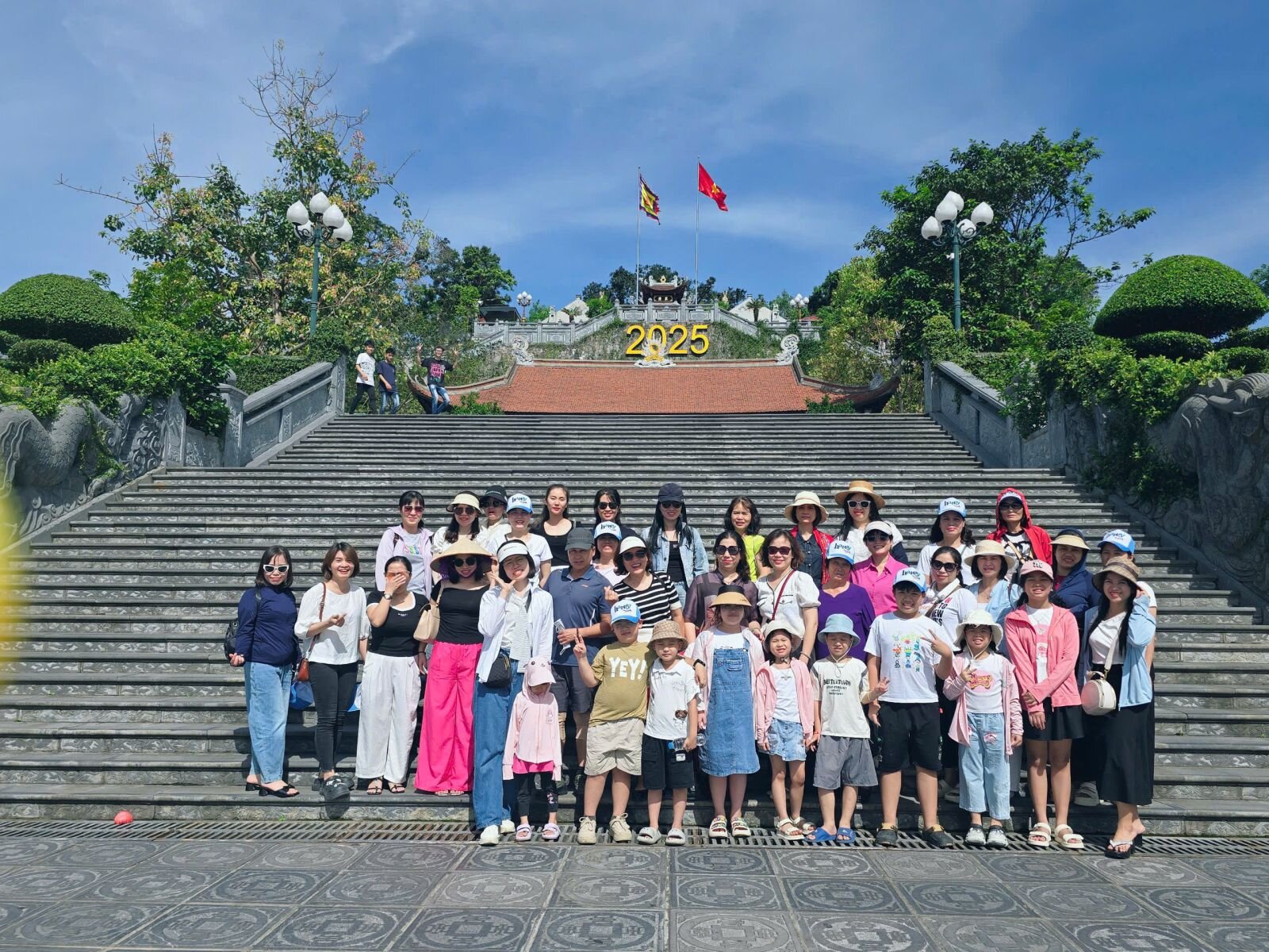 Trường Mầm non Tứ Liên tổ chức chuyến tham quan, trải nghiệm ngoài nhà trường cho CB-GV-NV tại Minh Châu- Quan Lạn.