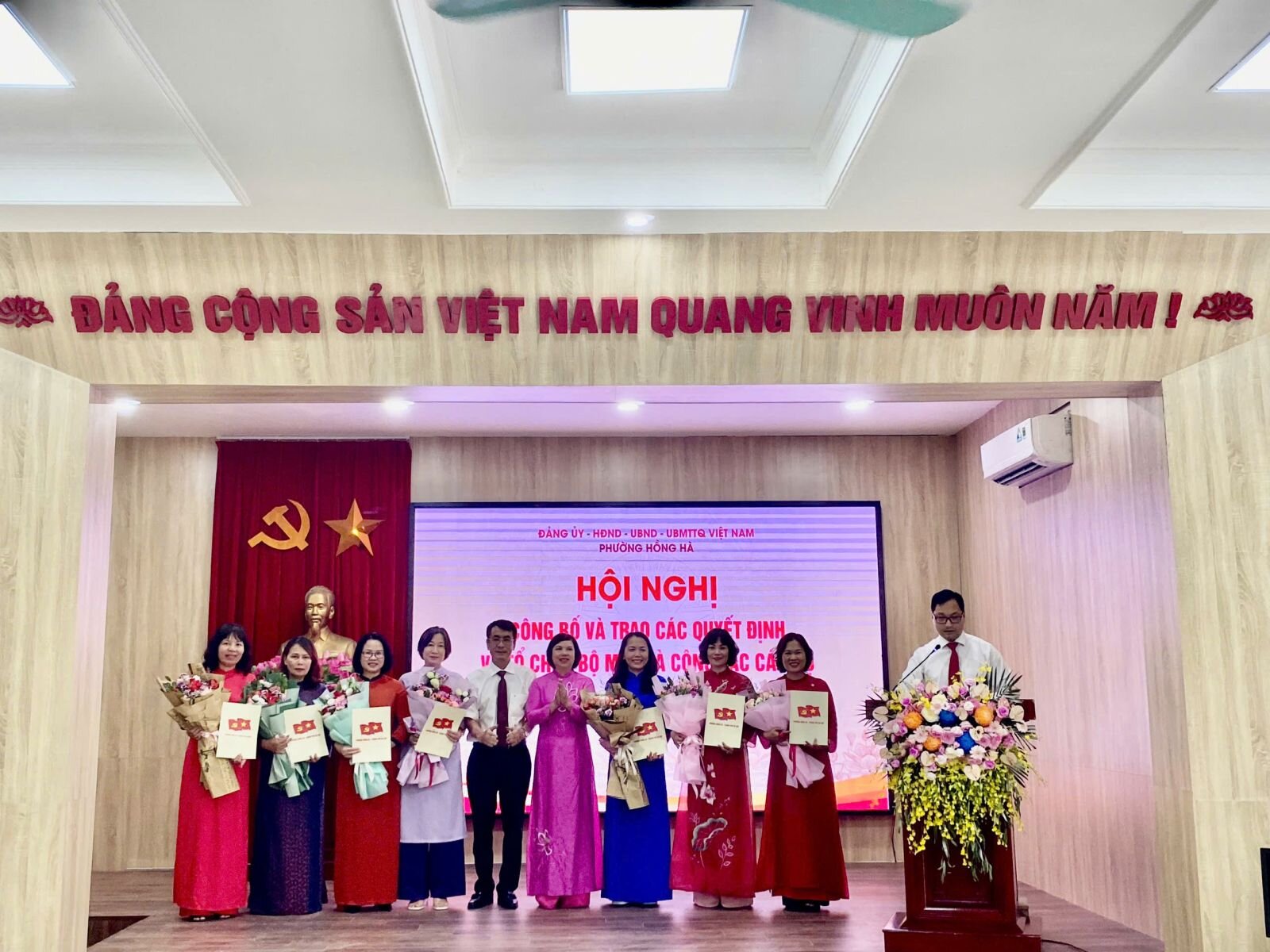 🌿✨ TRƯỜNG MẦM NON TỨ LIÊN THAM DỰ HỘI NGHỊ CÔNG BỐ VÀ TRAO CÁC QUYẾT ĐỊNH VỀ TỔ CHỨC BỘ MÁY VÀ CÔNG TÁC CÁN BỘ TẠI PHƯỜNG HỒNG HÀ ✨🌿