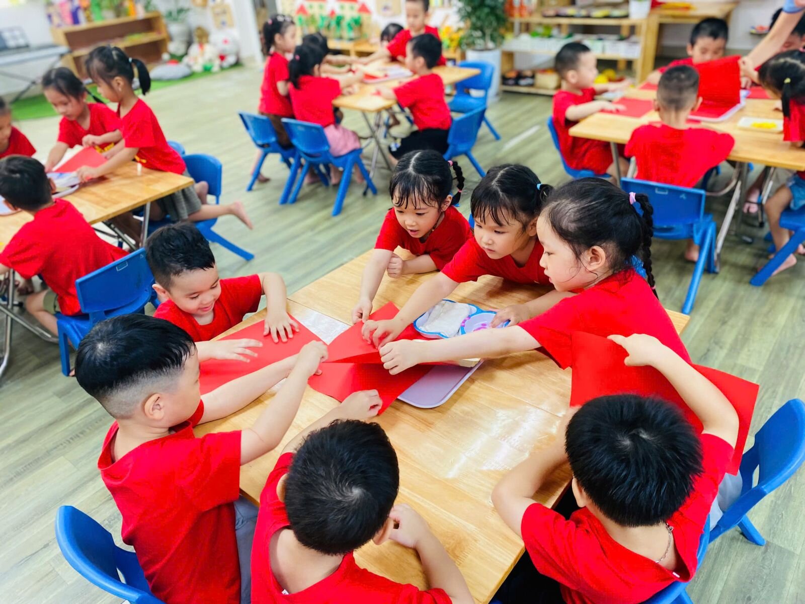 CÁNH QUẠT YÊU THƯƠNG CHÀO NGÀY HỘI LỚN