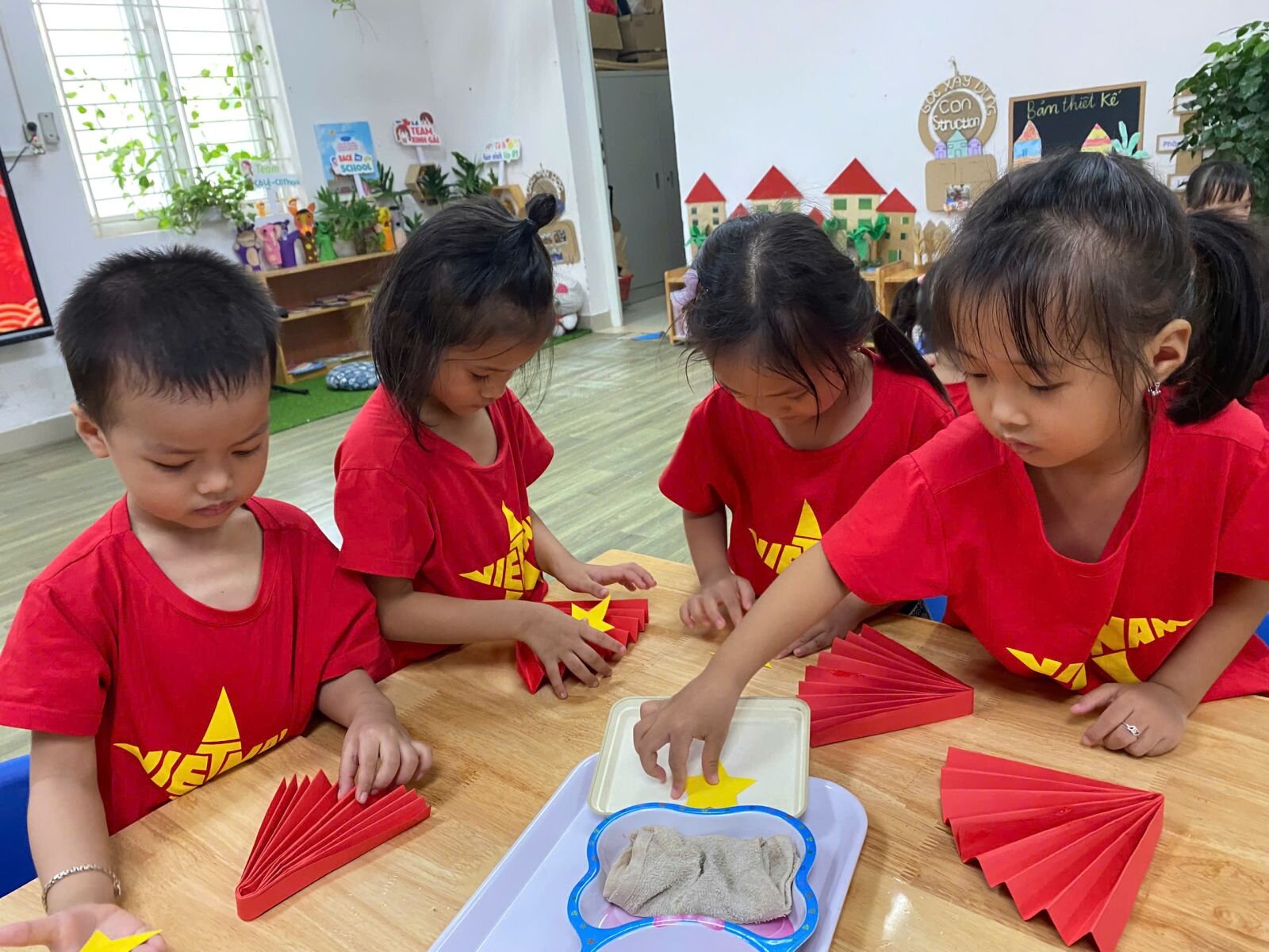 CÁNH QUẠT YÊU THƯƠNG CHÀO NGÀY HỘI LỚN