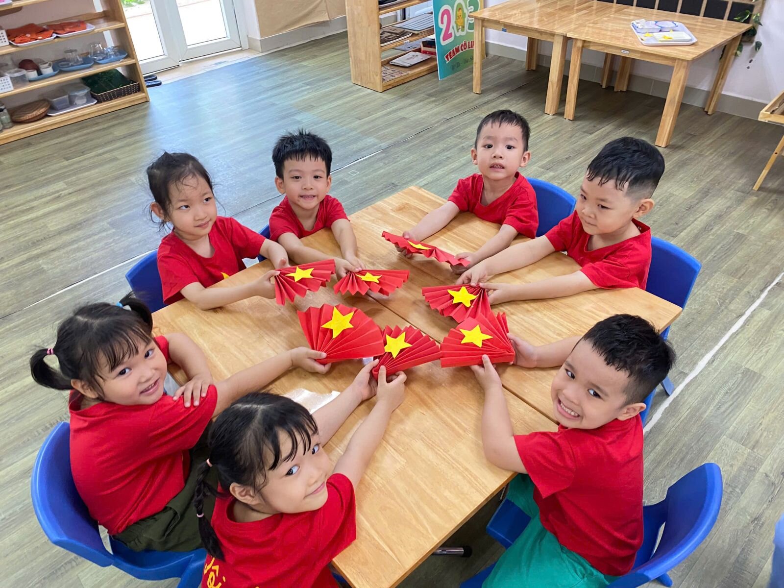 CÁNH QUẠT YÊU THƯƠNG CHÀO NGÀY HỘI LỚN