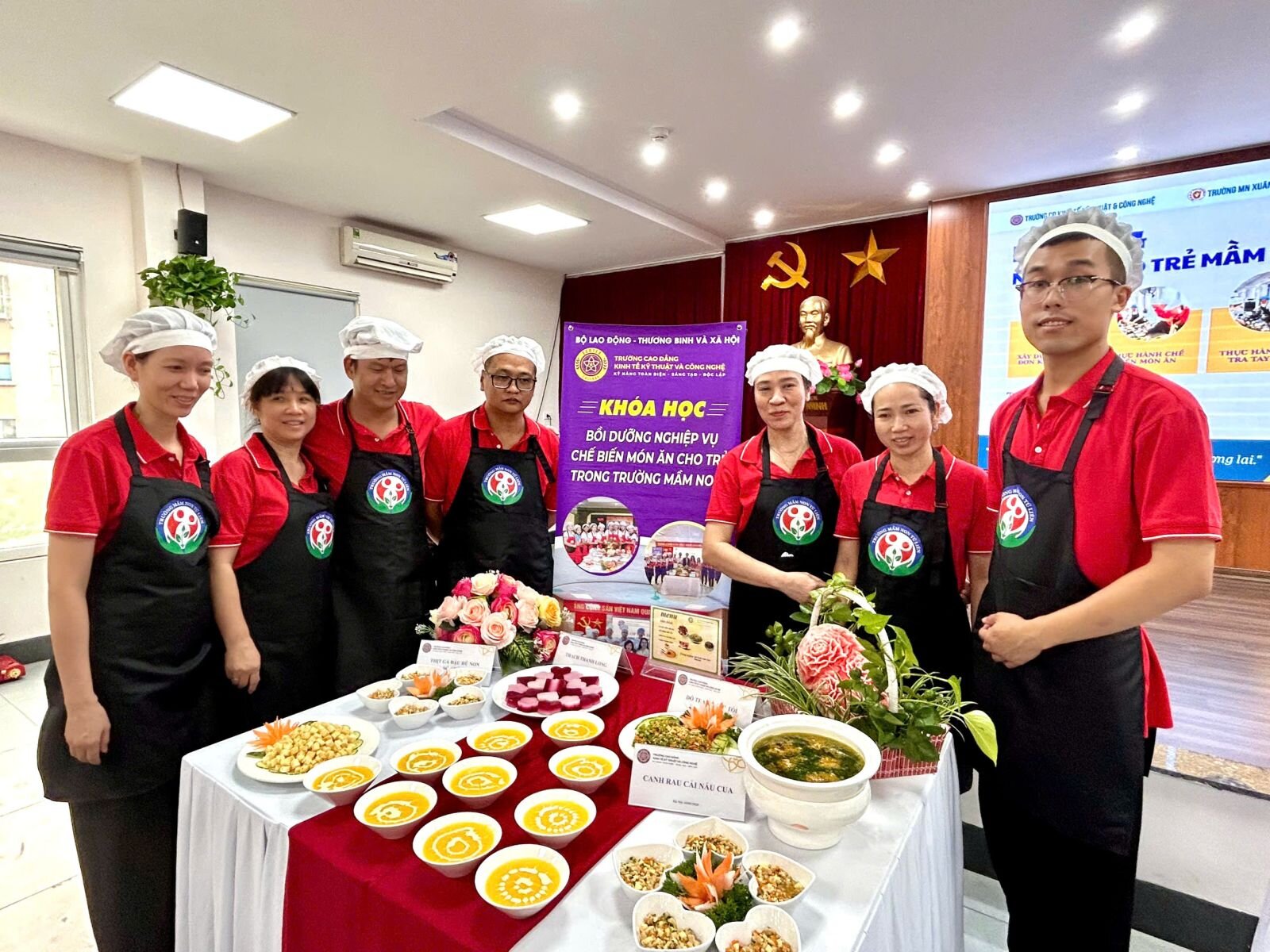 TRƯỜNG MẦM NON TỨ LIÊN TỔ CHỨC LỚP BỒI DƯỠNG CHUYÊN MÔN NGHIỆP VỤ CHO ĐỘI NGŨ NHÂN VIÊN NUÔI DƯỠNG NĂM HỌC 2025-2026